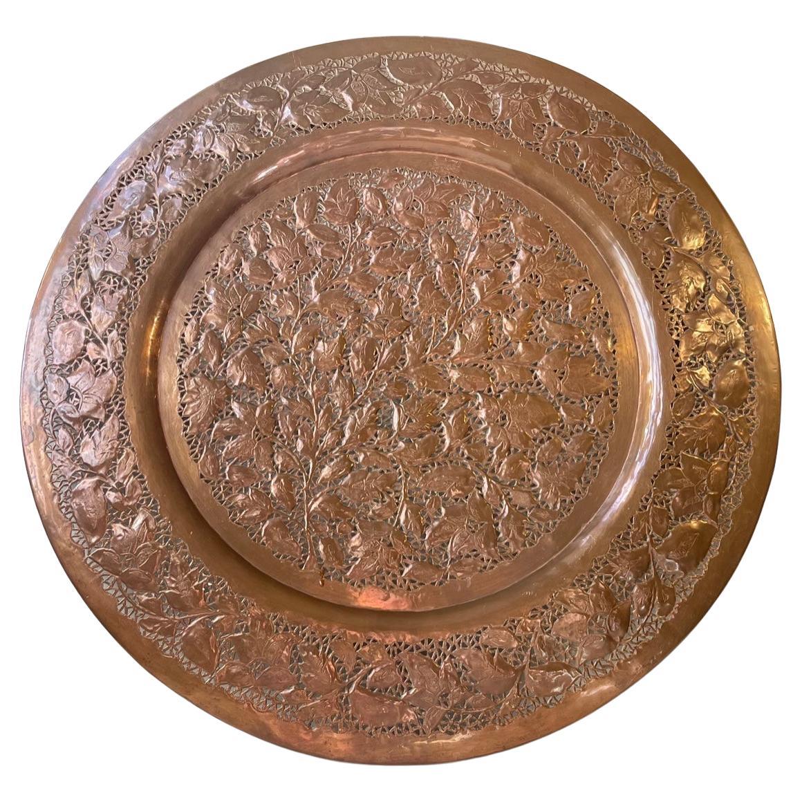 Grand plateau moyen-oriental vintage en cuivre percé, années 1960 en vente