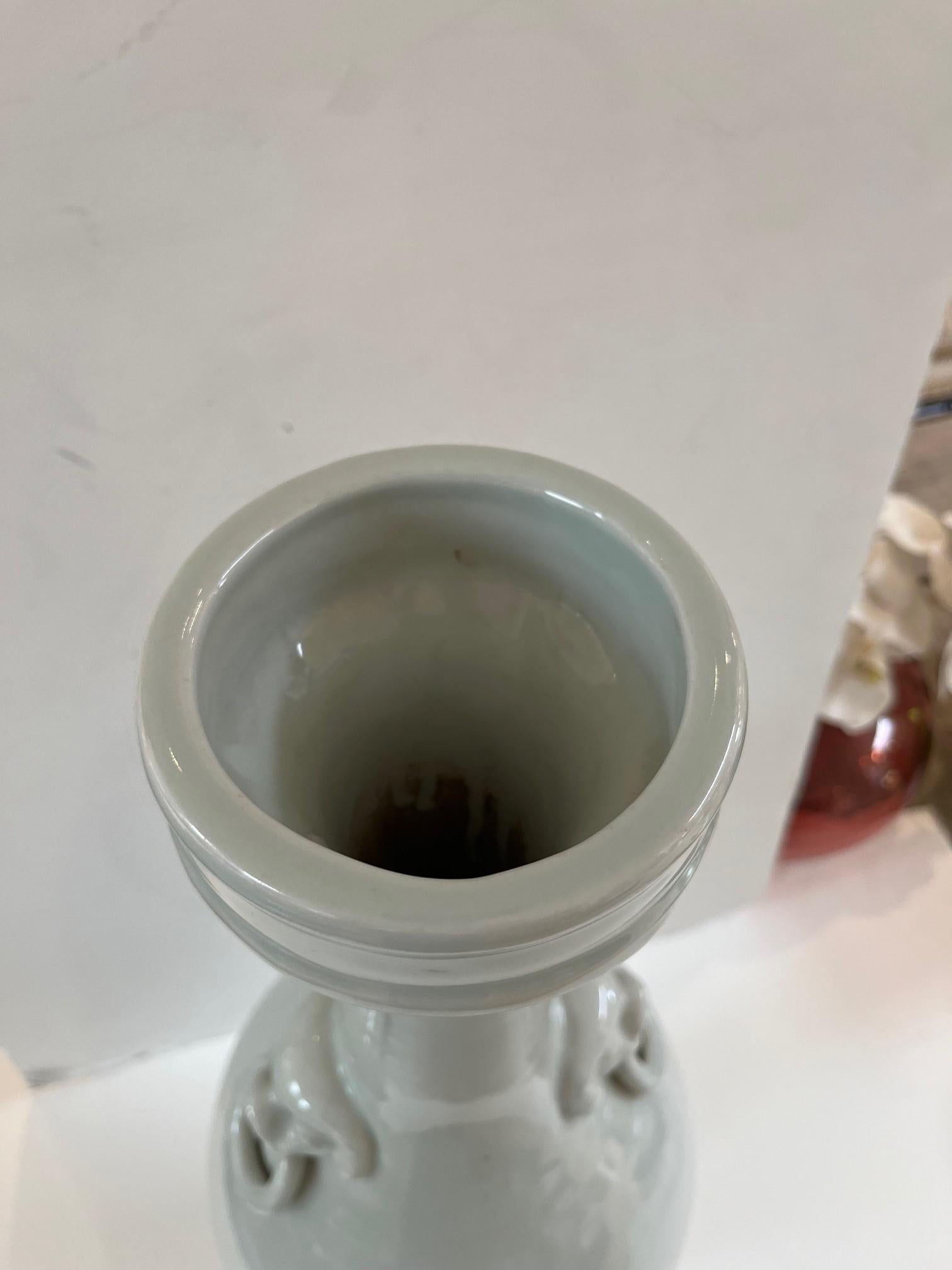 Vaso di porcellana ad anelli fissi d'epoca di grandi dimensioni in stile Ming Ming, smaltato in verde celeste chiaro In condizioni buone in vendita a Los Angeles, CA