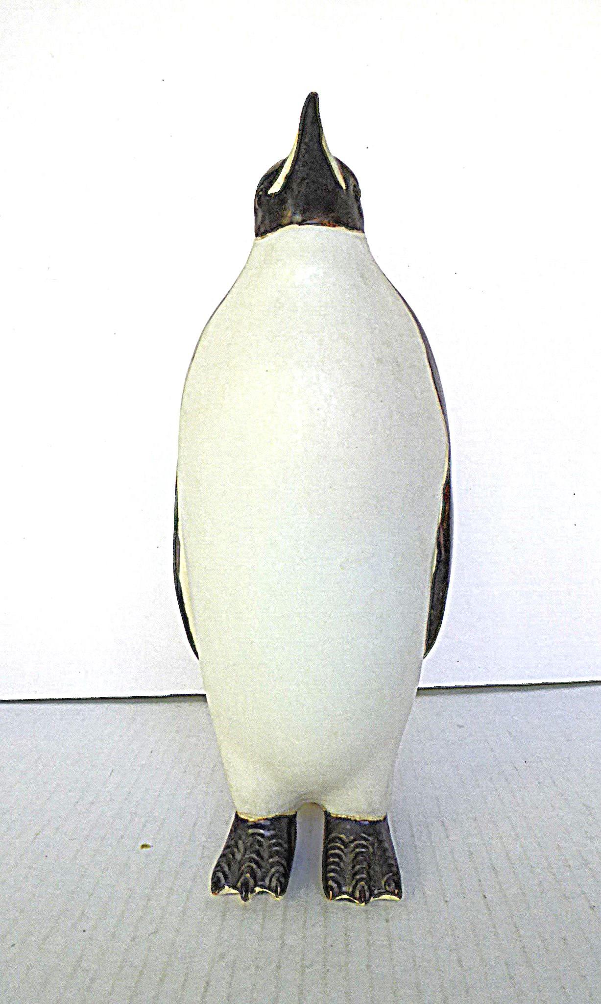 Un bellissimo Pinguino realistico di grandi dimensioni in ceramica degli anni '60.   Il pinguino è in ottime condizioni, senza difetti o danni. C'è un marchio o delle iniziali iscritte sul  in basso, ma è illeggibile.  Guarda tutte le