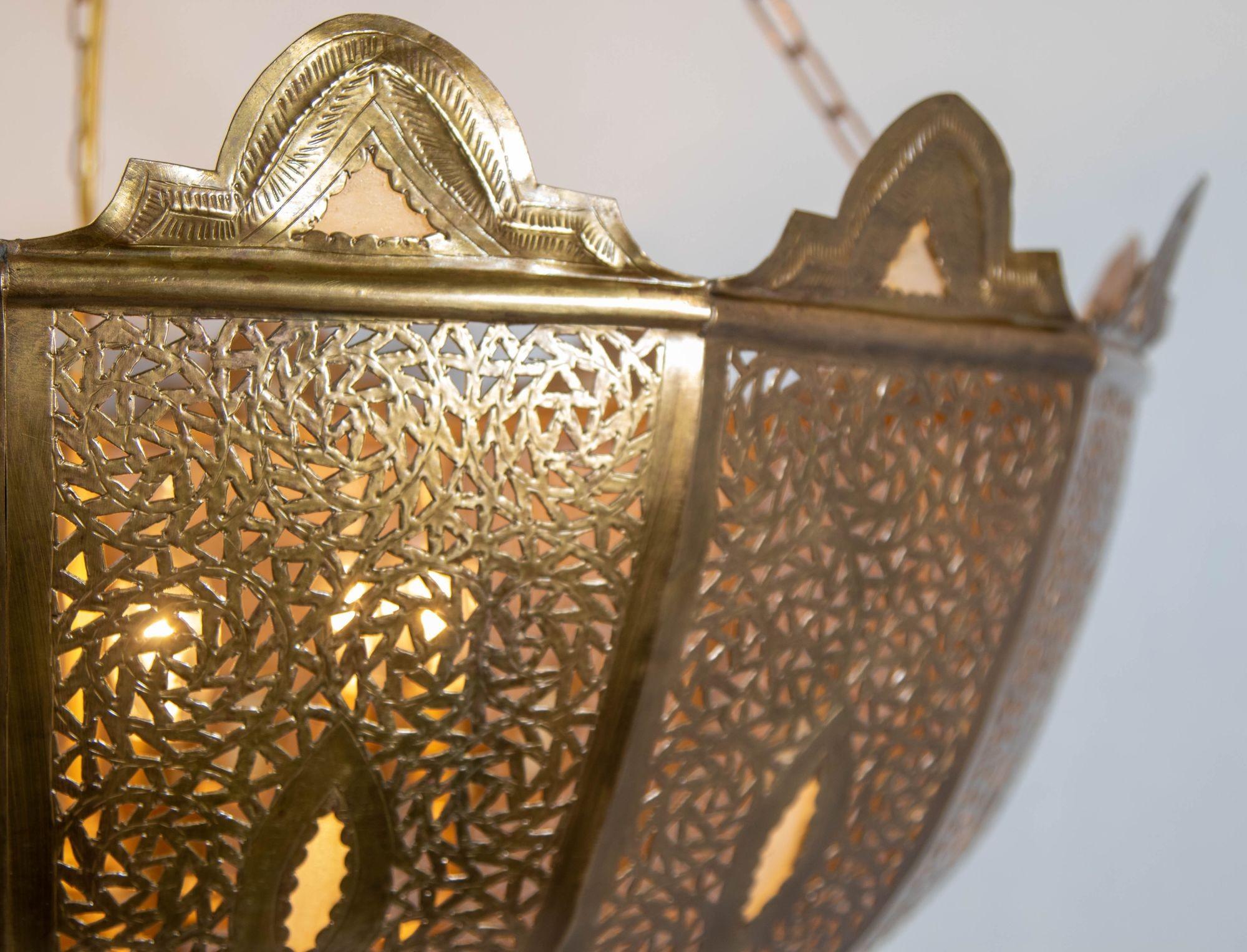 Vintage Large Moroccan Brass Chandelier in Alberto Pinto Andalus Moorish Style For Sale 4