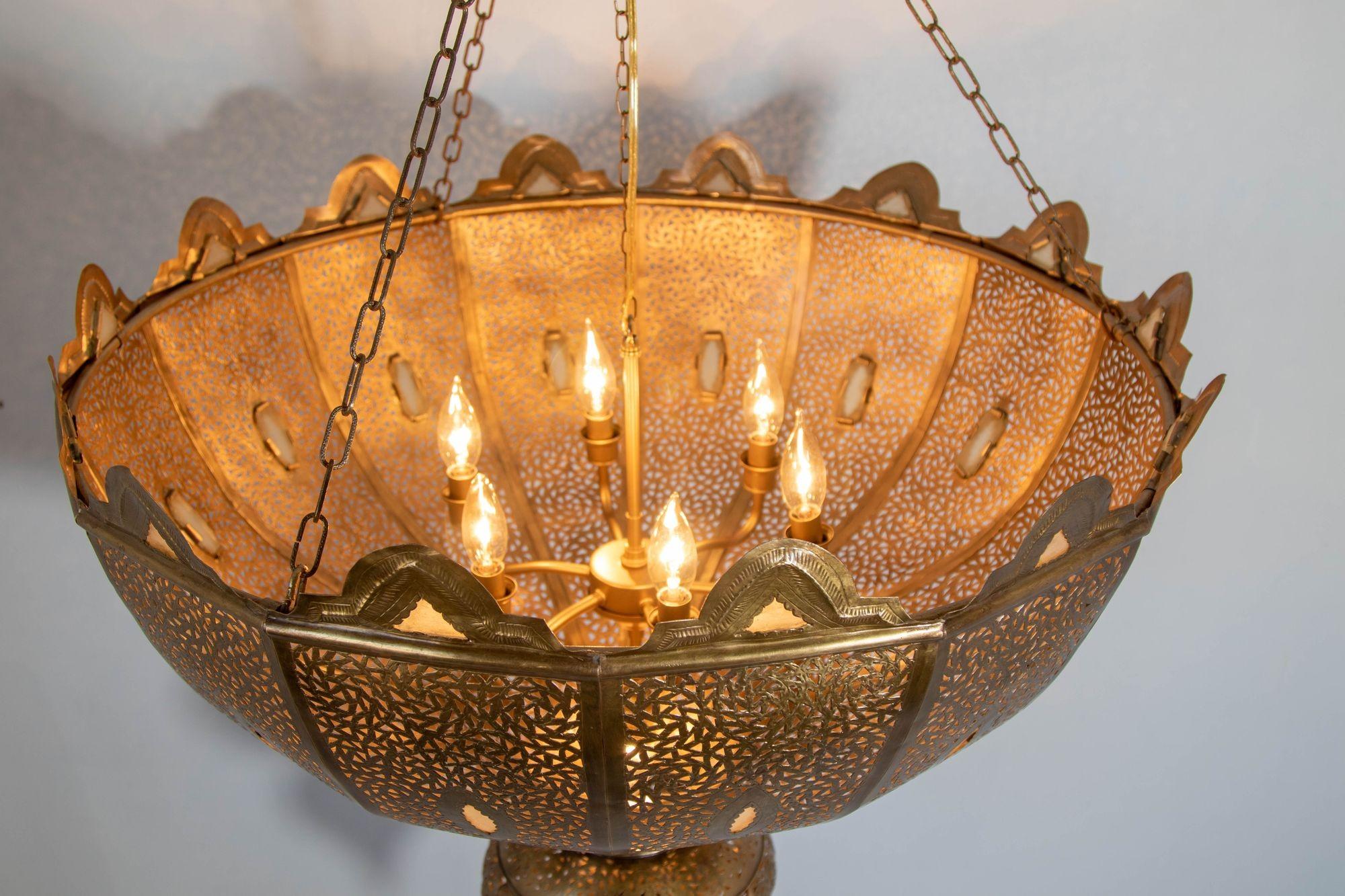 Vintage Large Moroccan Brass Chandelier in Alberto Pinto Andalus Moorish Style For Sale 8