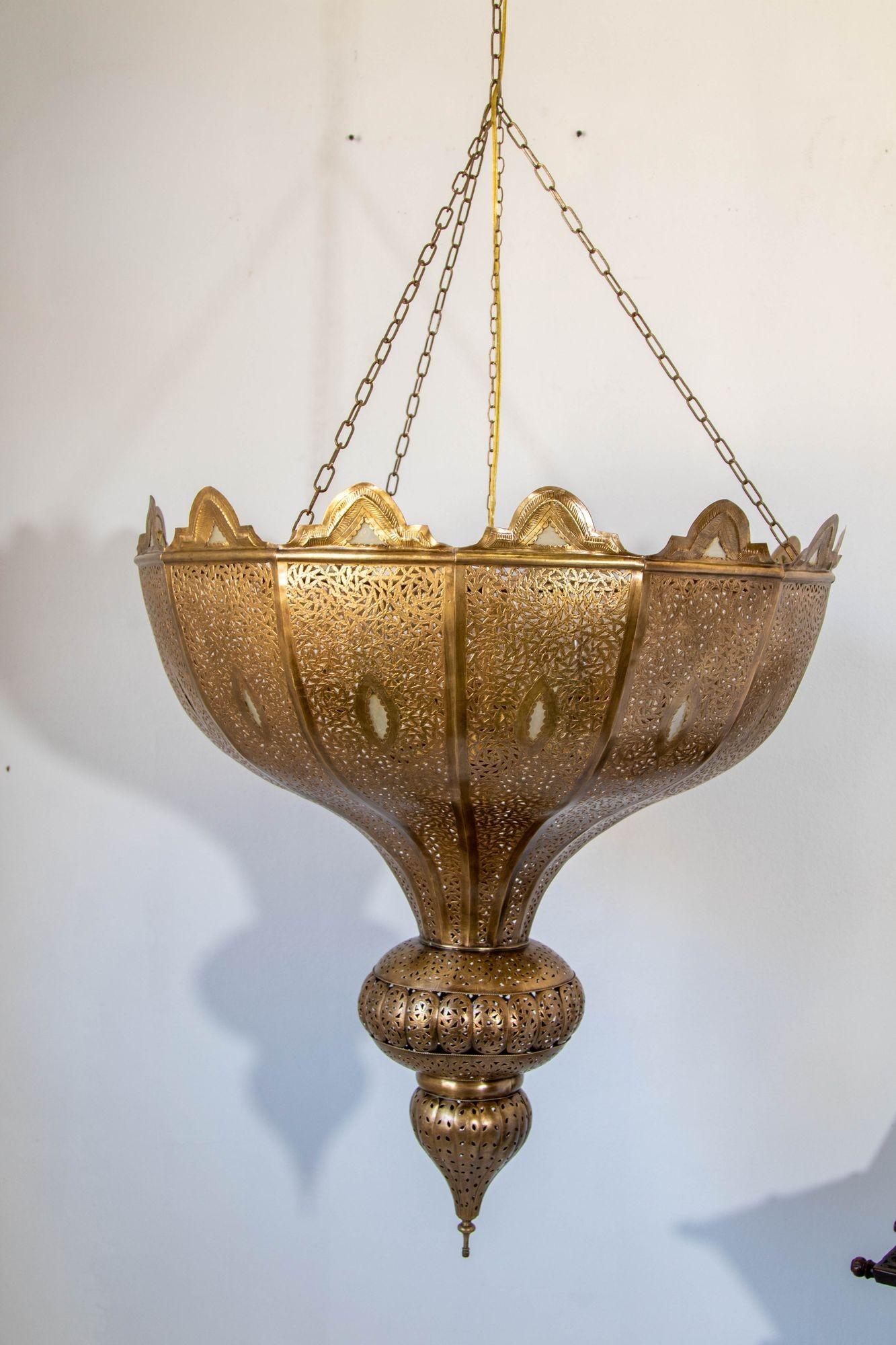 Vintage Large Moroccan Brass Chandelier in Alberto Pinto Andalus Moorish Style For Sale 5
