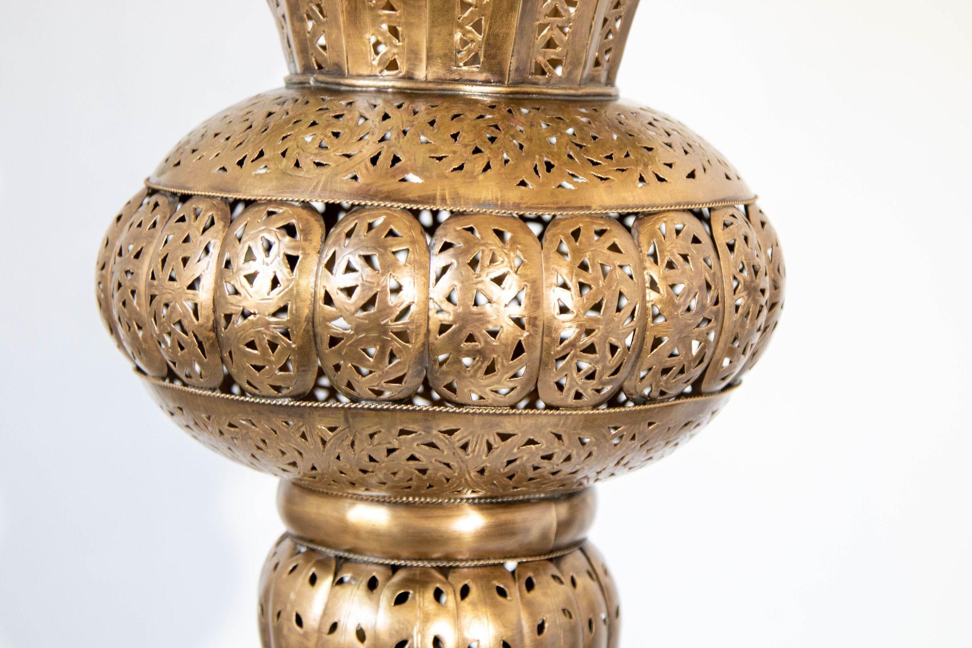 Vintage Large Moroccan Brass Chandelier in Alberto Pinto Andalus Moorish Style For Sale 13