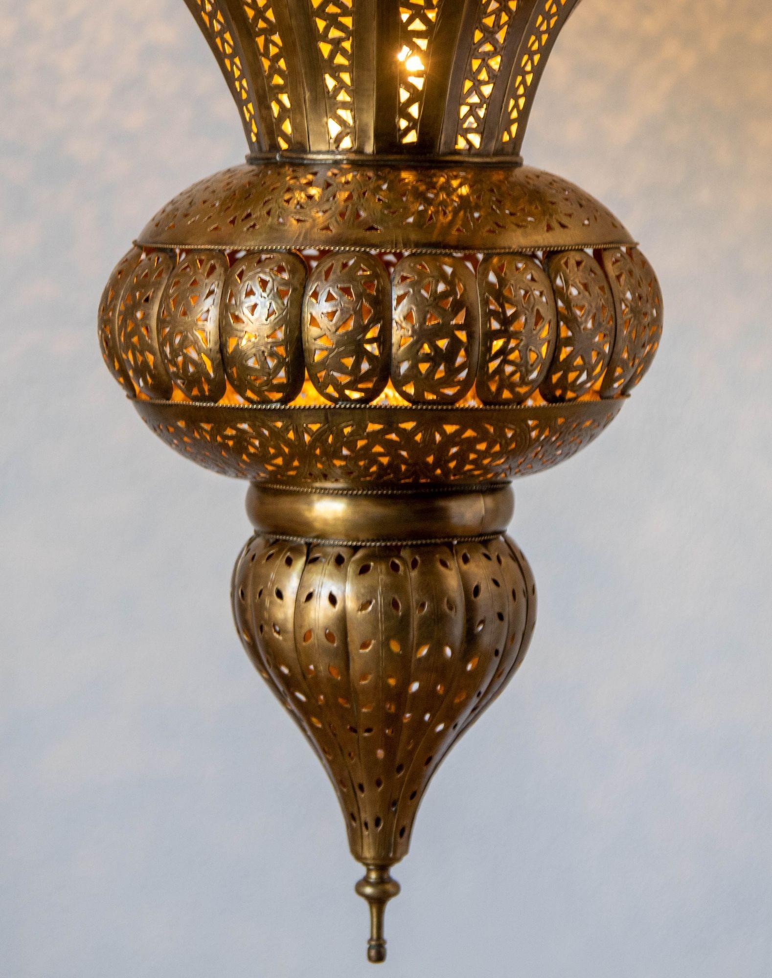 Hammered Vintage Large Moroccan Brass Chandelier in Alberto Pinto Andalus Moorish Style For Sale