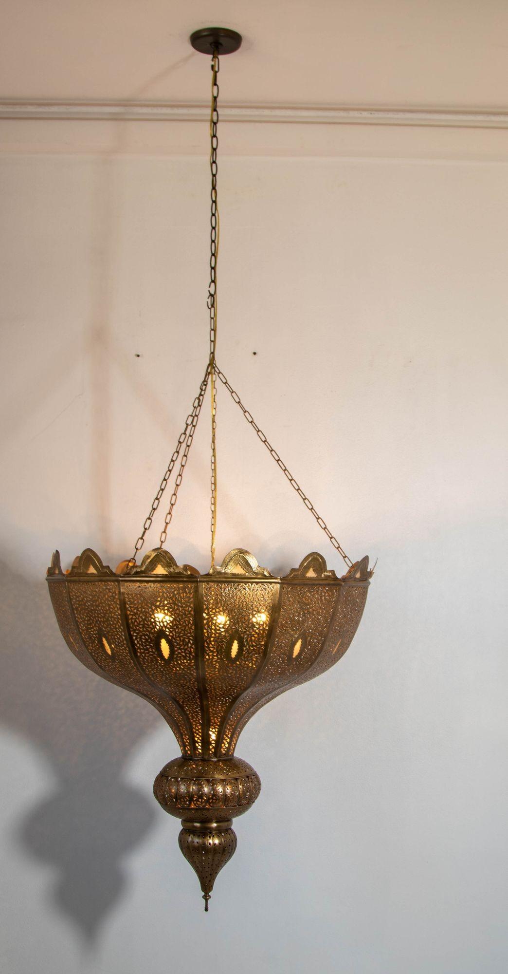 Vintage Large Moroccan Brass Chandelier in Alberto Pinto Andalus Moorish Style For Sale 1