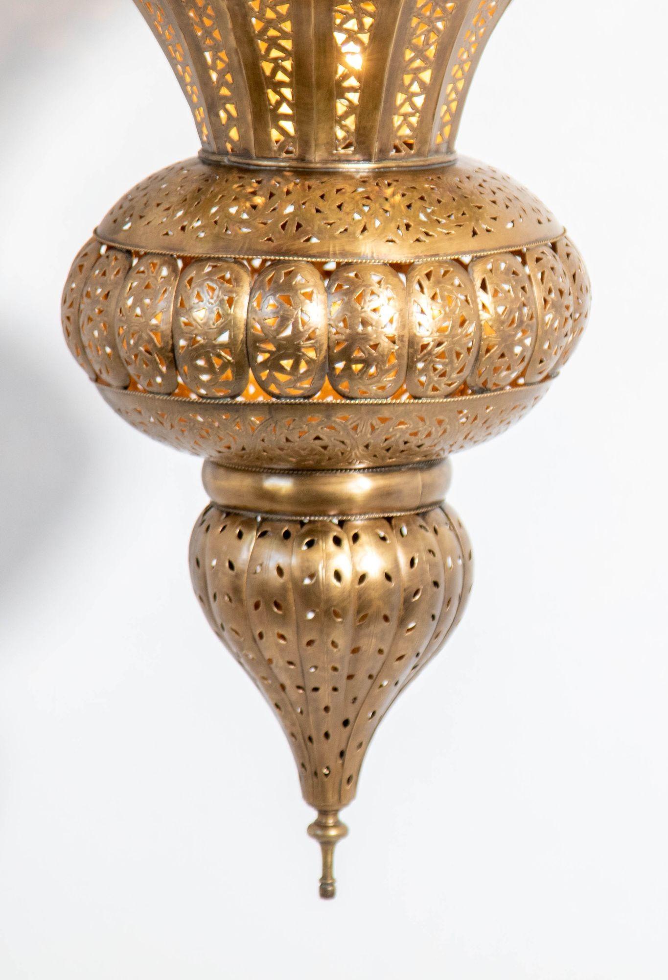 Vintage Large Moroccan Brass Chandelier in Alberto Pinto Andalus Moorish Style For Sale 3