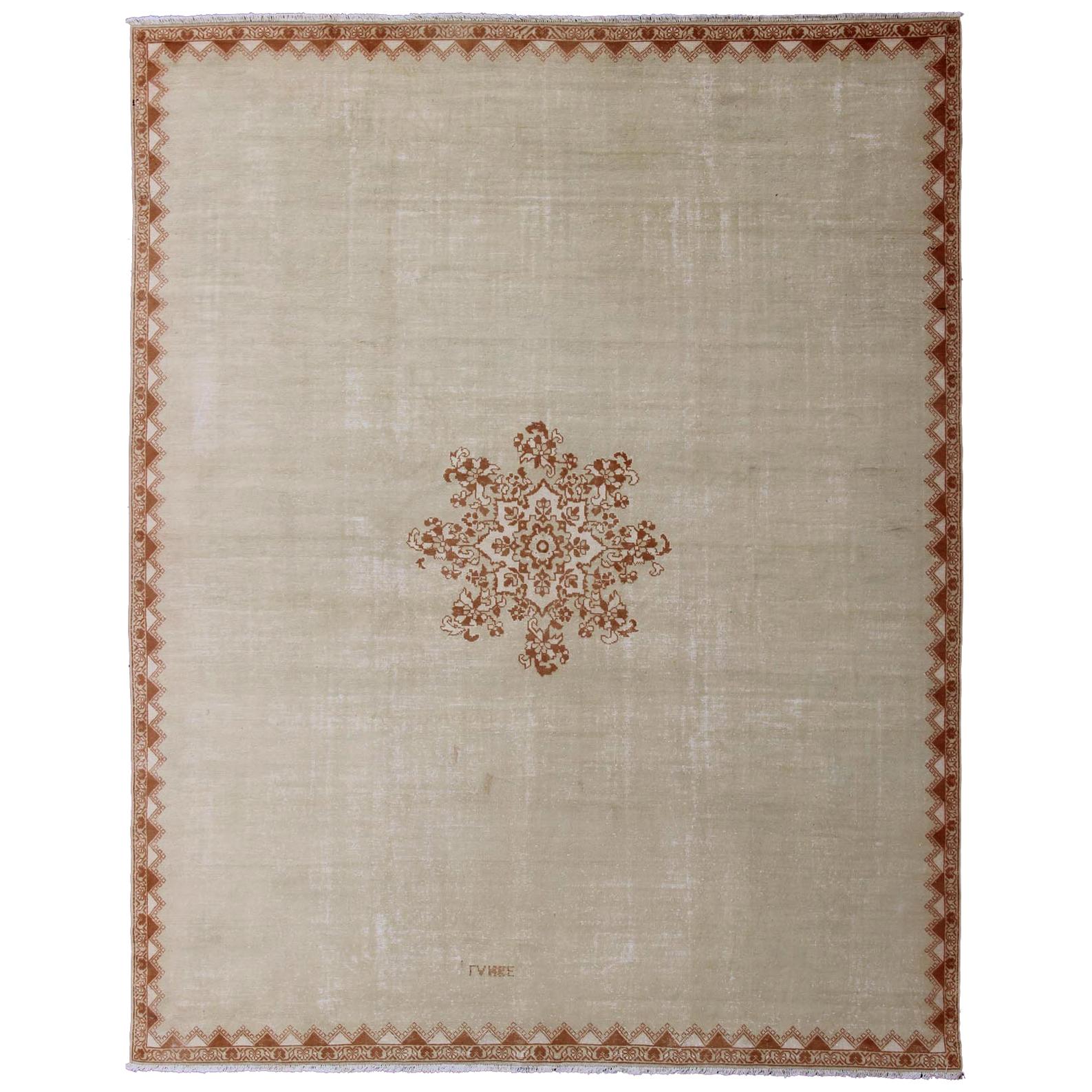 11'9 x 14'8  Grand tapis marocain d'époque à fond ivoire & Brown Light