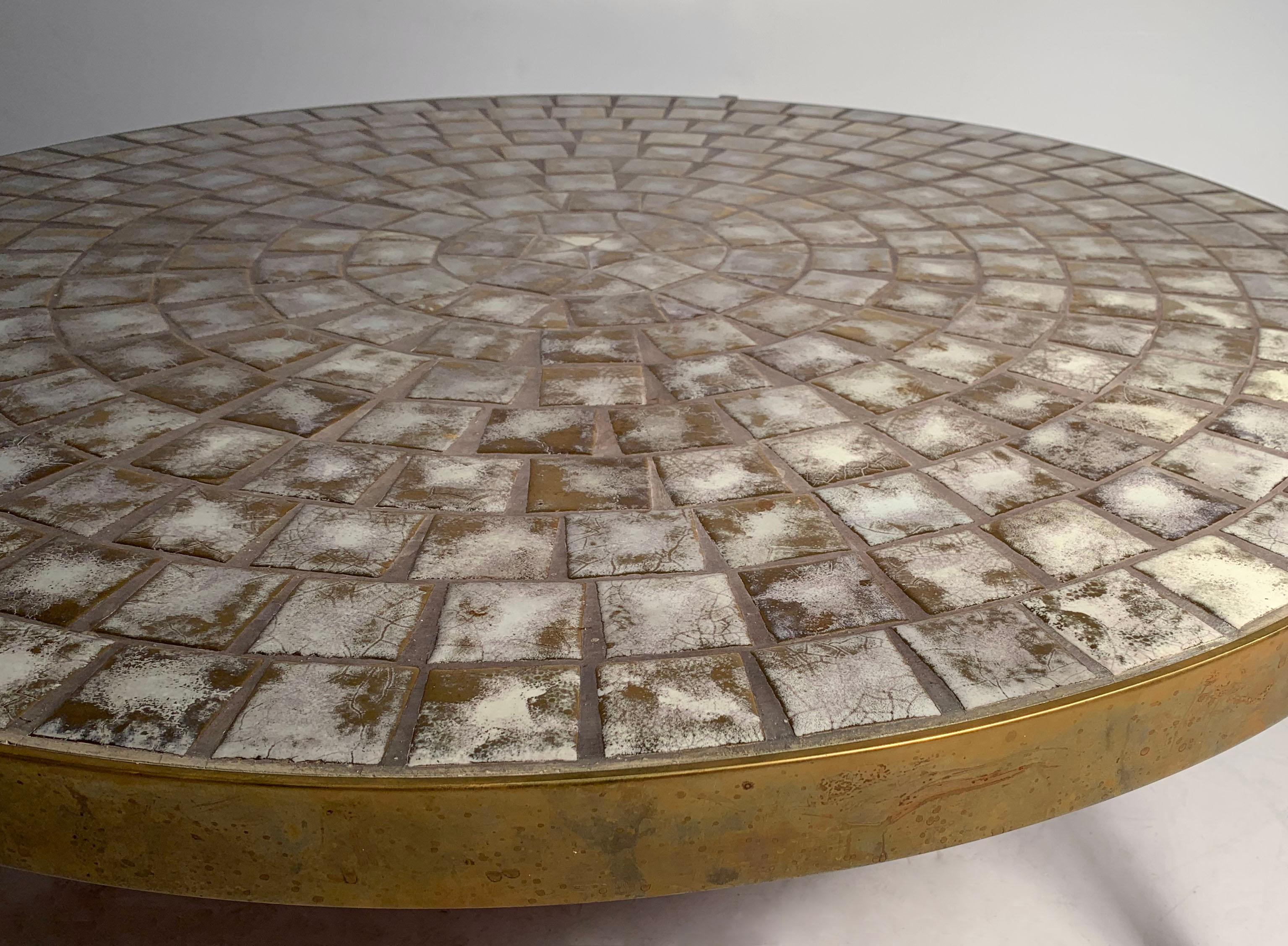 20ième siècle Grande table basse vintage en mosaïque et laiton massif par Mosaic House en vente