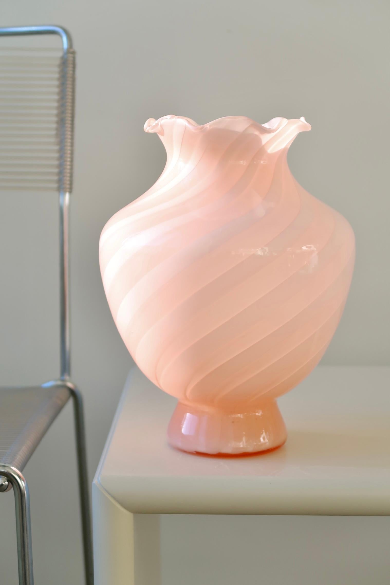 Large vintage Murano glass vase with swirl. Mouth-blown in pink glass in a sculptural form. Appears in very good condition with original label. Handmade in Italy, 1970s. Measures: H:26cm D:19cm.