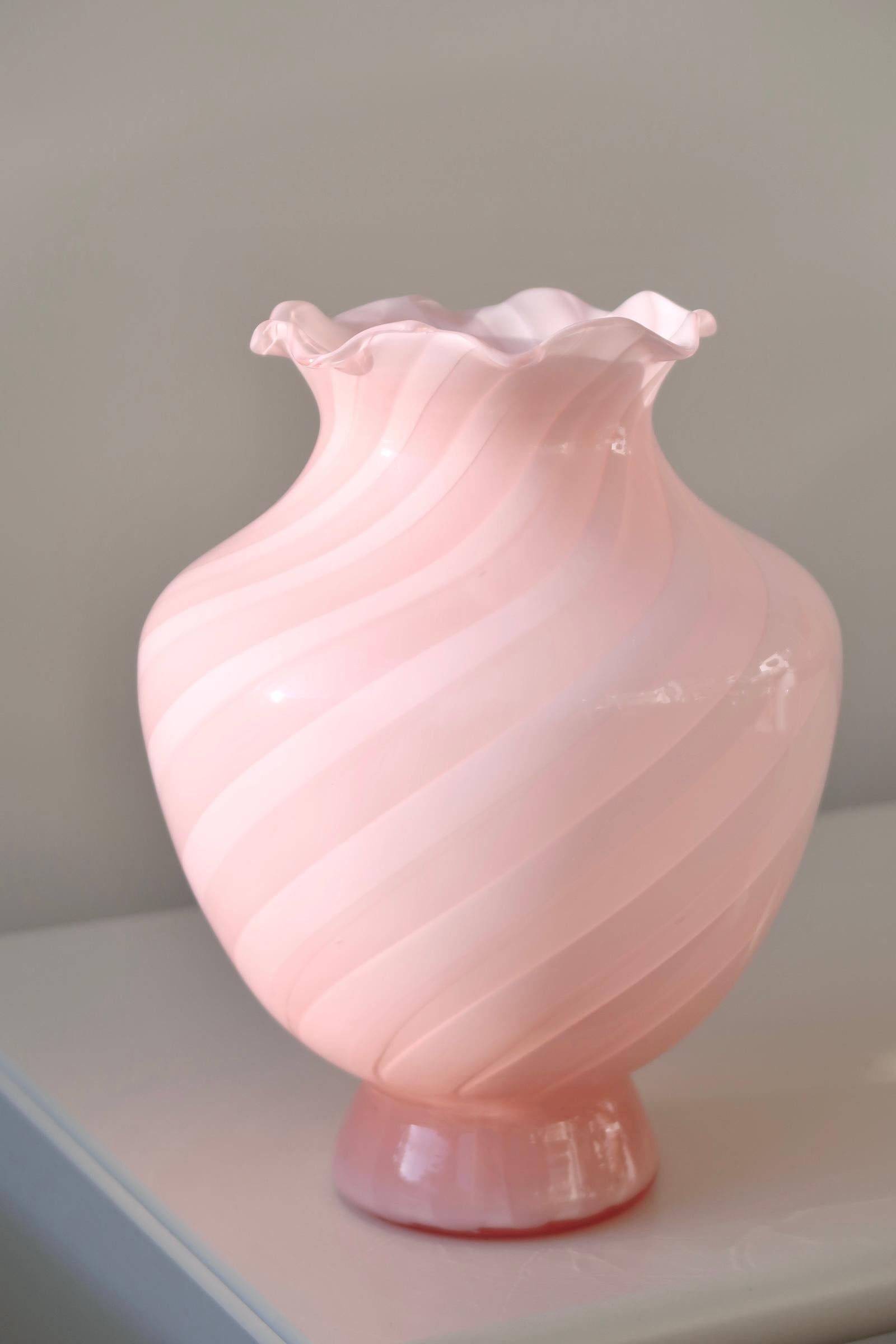 Vintage Large Murano 1970s Italian Rose Pink Swirl Glass Vase  In Good Condition In Copenhagen, DK