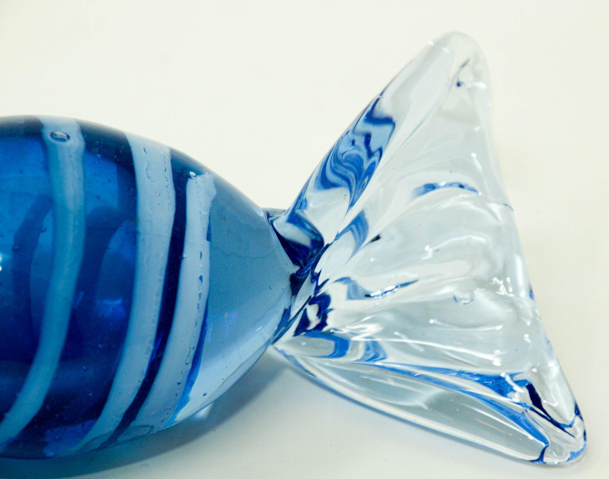 Großer dekorativer Vintage-Briefbeschwerer aus mundgeblasenem Muranoglas mit blauem, hartem Bonbon (Moderne der Mitte des Jahrhunderts) im Angebot
