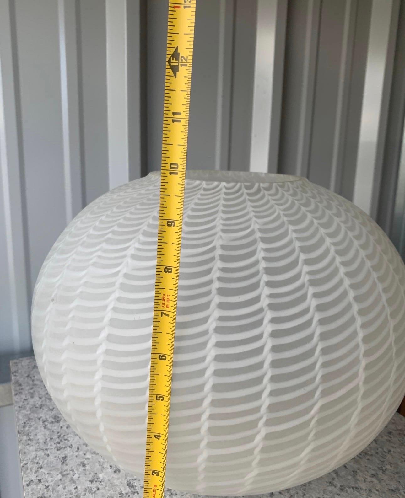Vintage Large Murano Italian Glass Vase With White monochromatic Scallop Design en vente 1