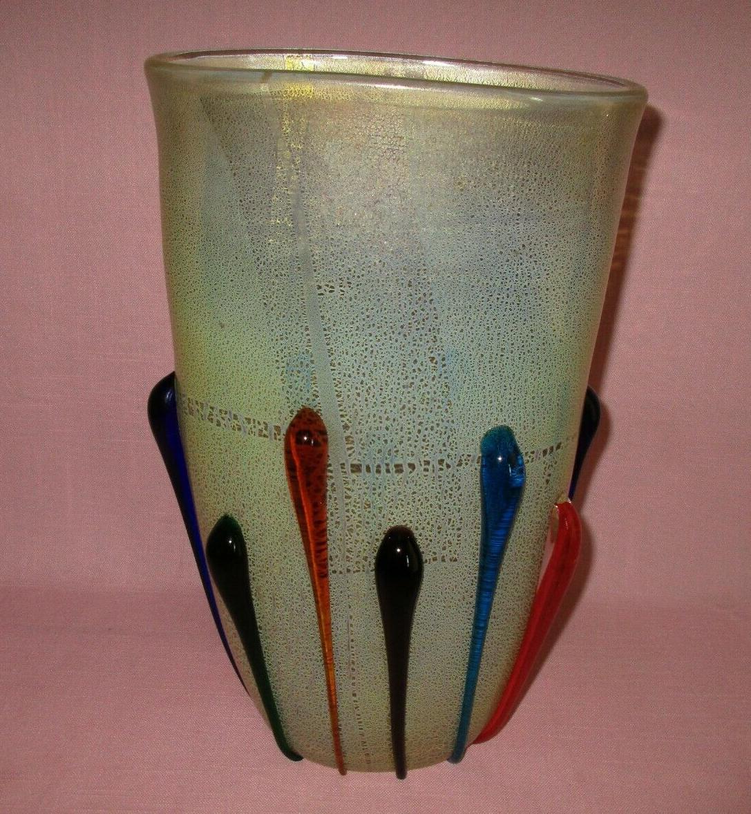 Pour les amoureux de Murano, un grand verre d'art spectaculaire créé et signé par Mario Mellora. Magnifiques pièces de verre en forme de goutte d'eau multicolore appliquées, légers motifs et légères paillettes d'or dans le verre. La base est incisée