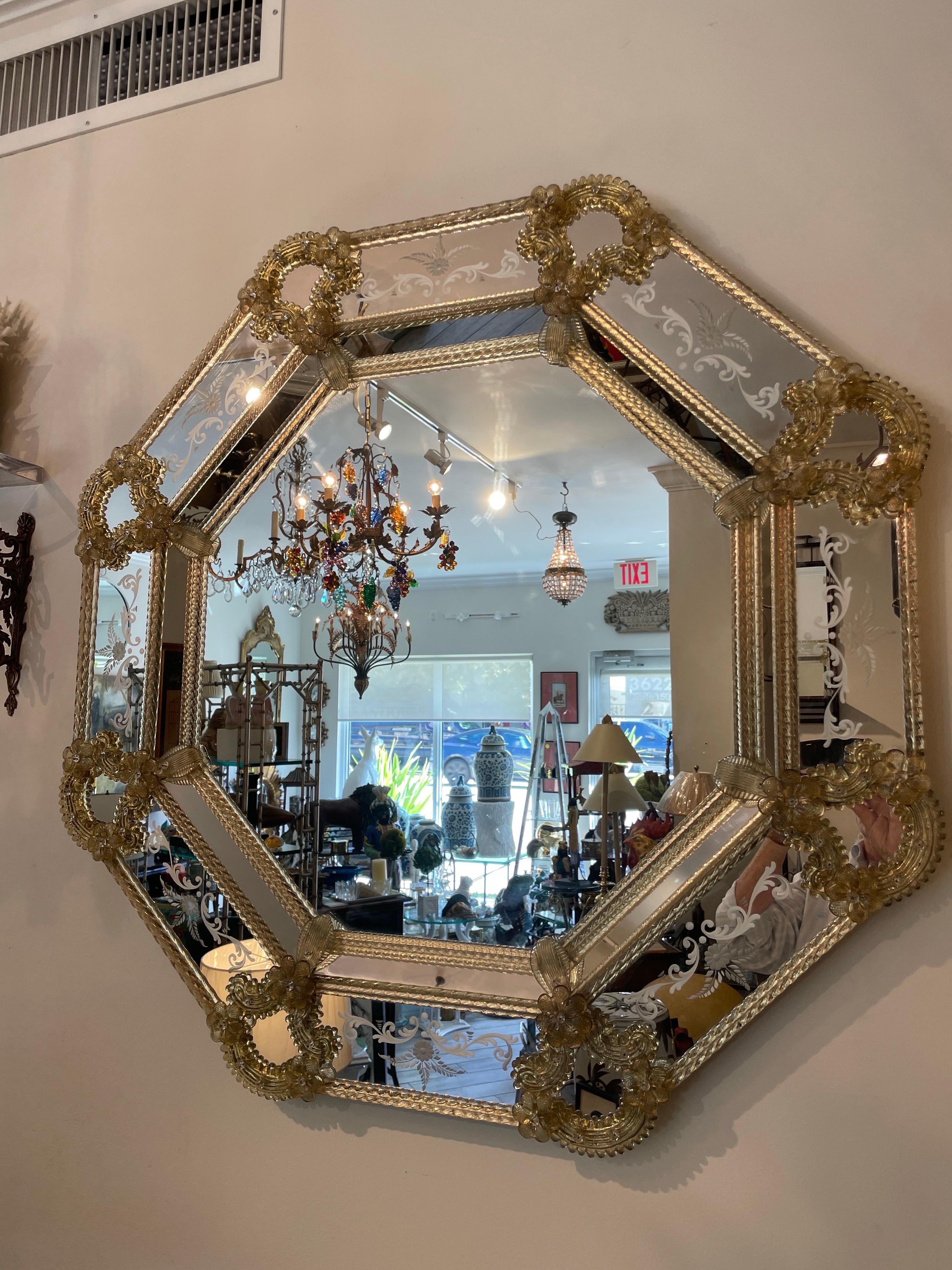 Espejo veneciano de Murano vintage grande de forma octogonal en venta 3