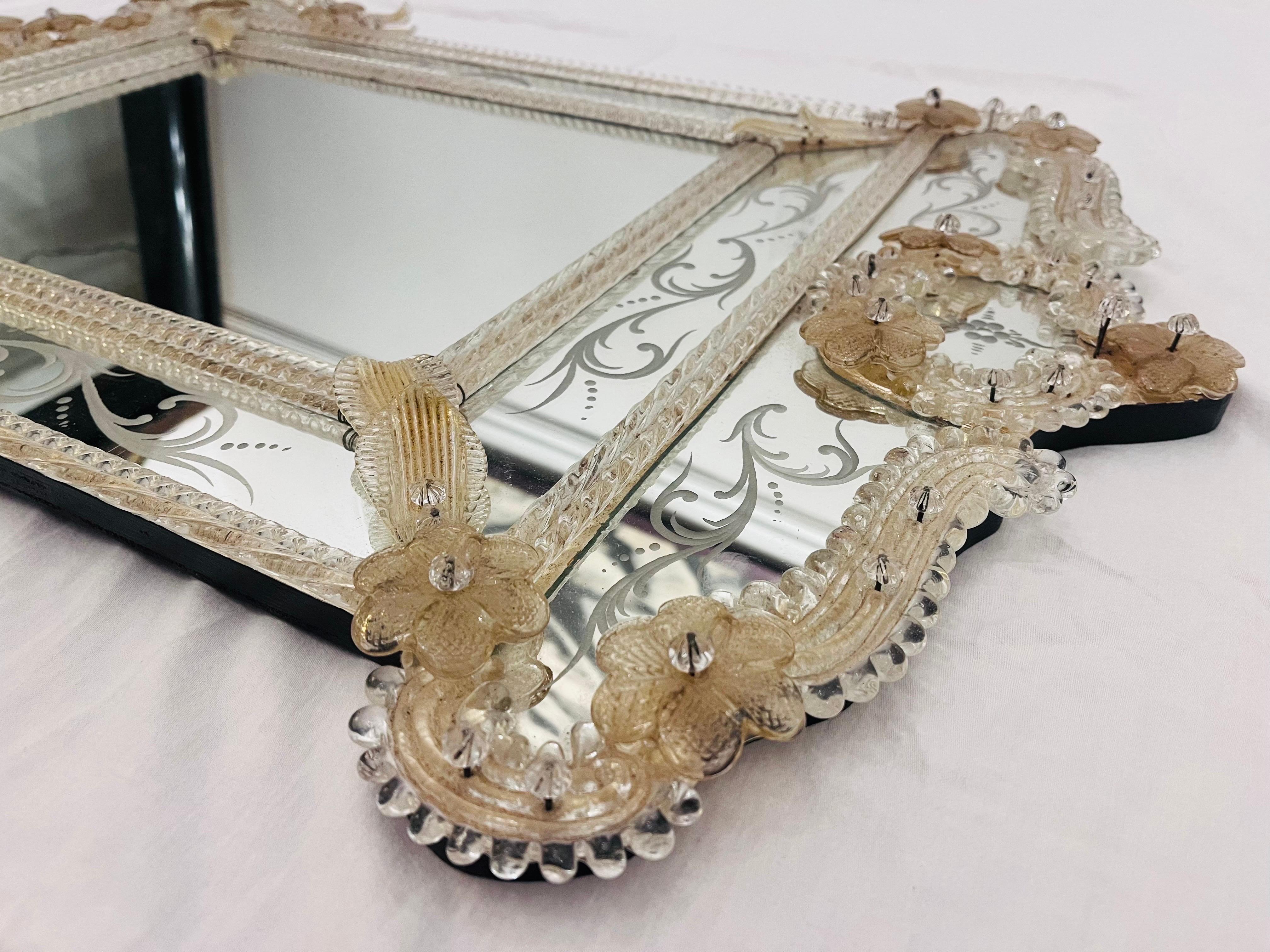 Grand miroir vénitien orné, gravé et appliqué de motifs floraux feuillagés en vente 2