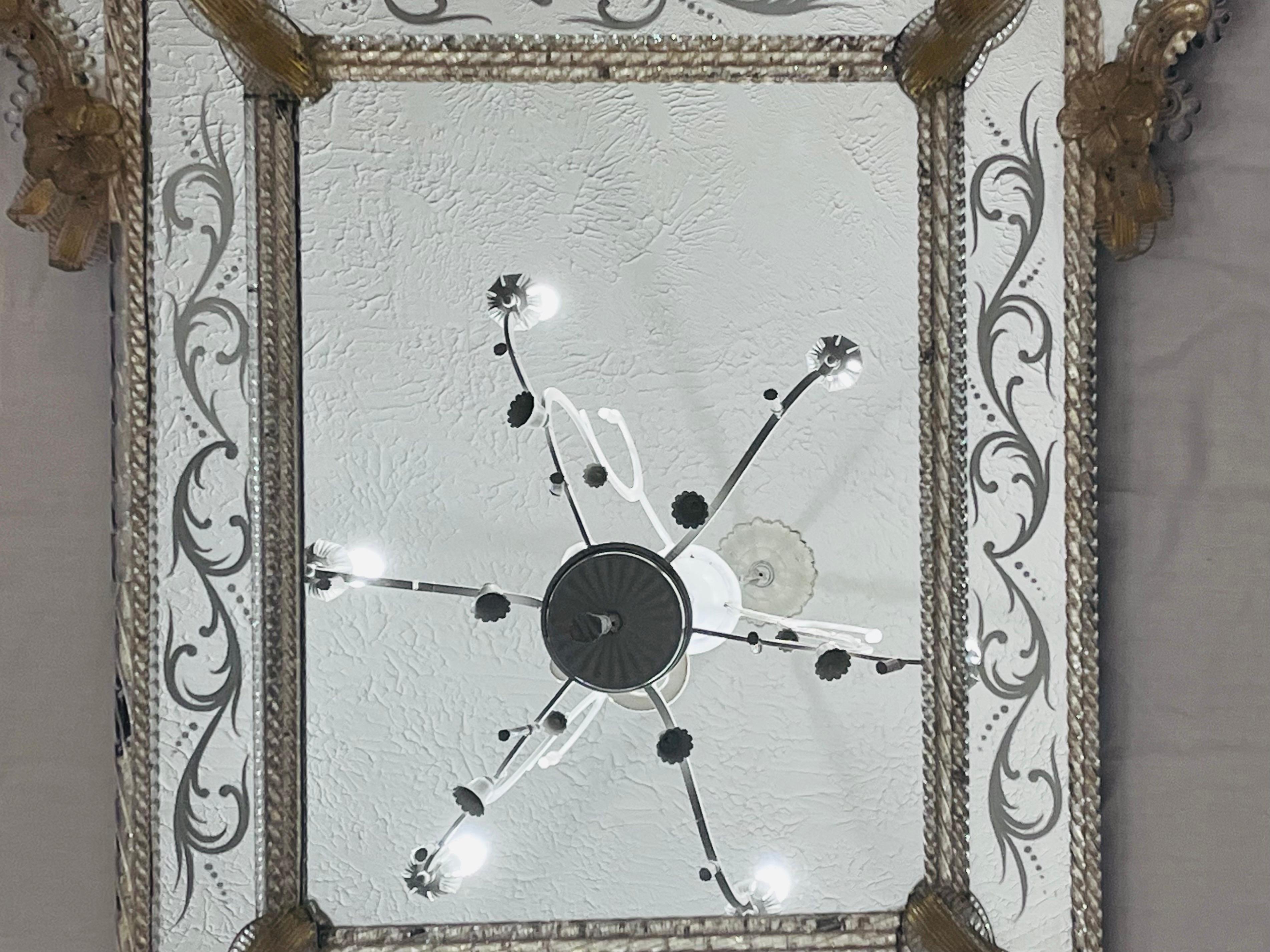 Grand Tour Grand miroir vénitien orné, gravé et appliqué de motifs floraux feuillagés en vente