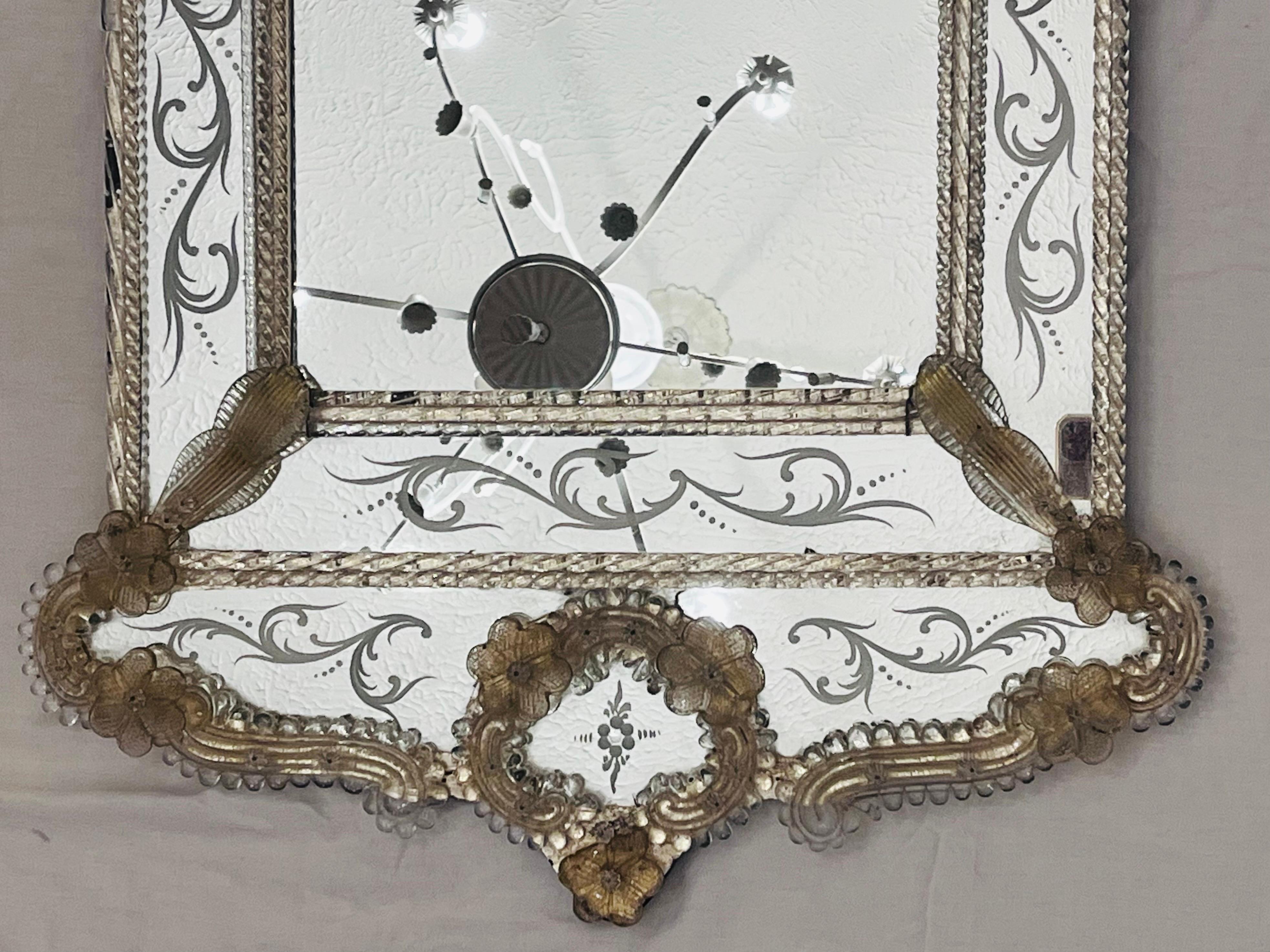 italien Grand miroir vénitien orné, gravé et appliqué de motifs floraux feuillagés en vente