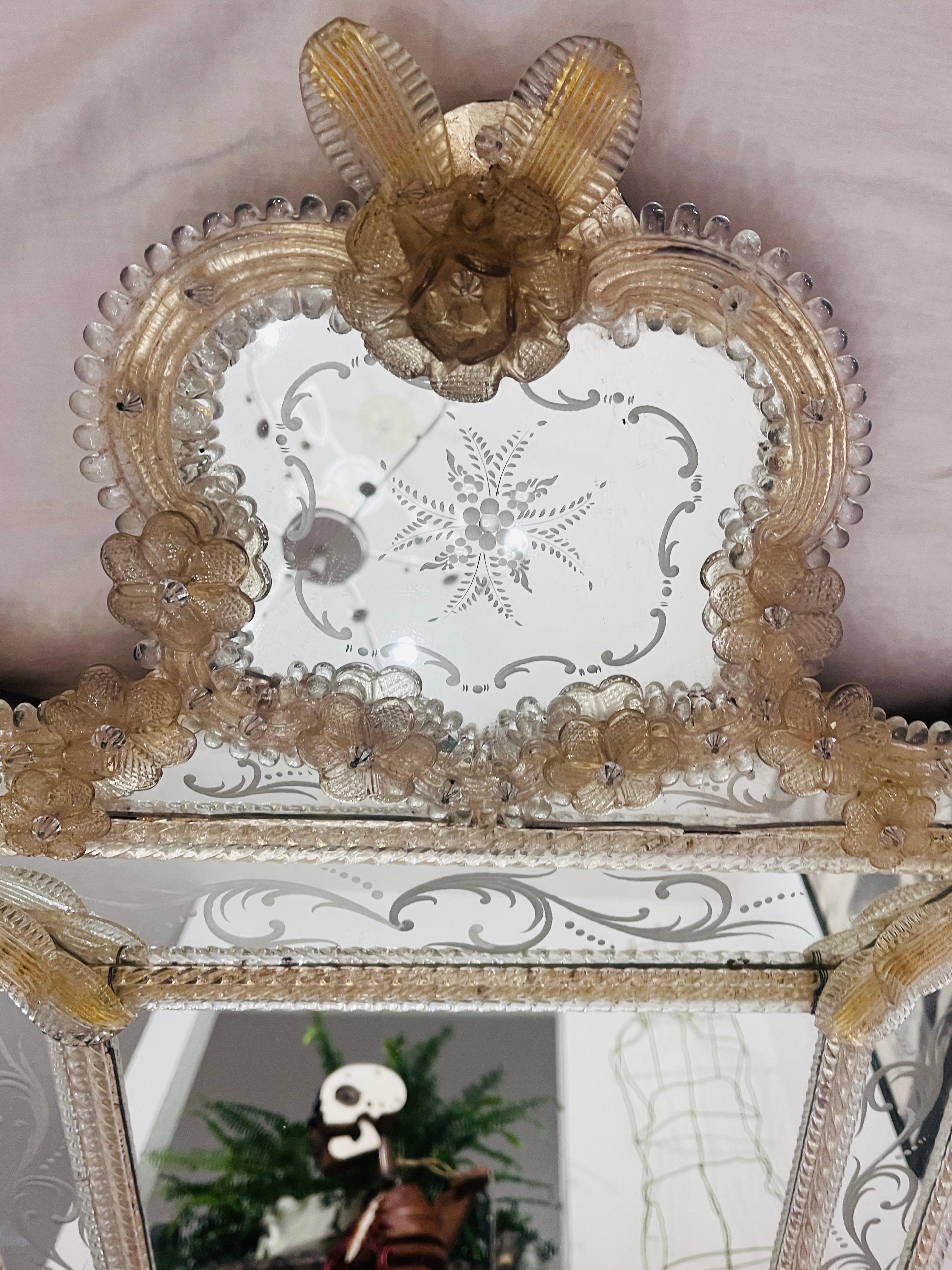 Verre Grand miroir vénitien orné, gravé et appliqué de motifs floraux feuillagés en vente