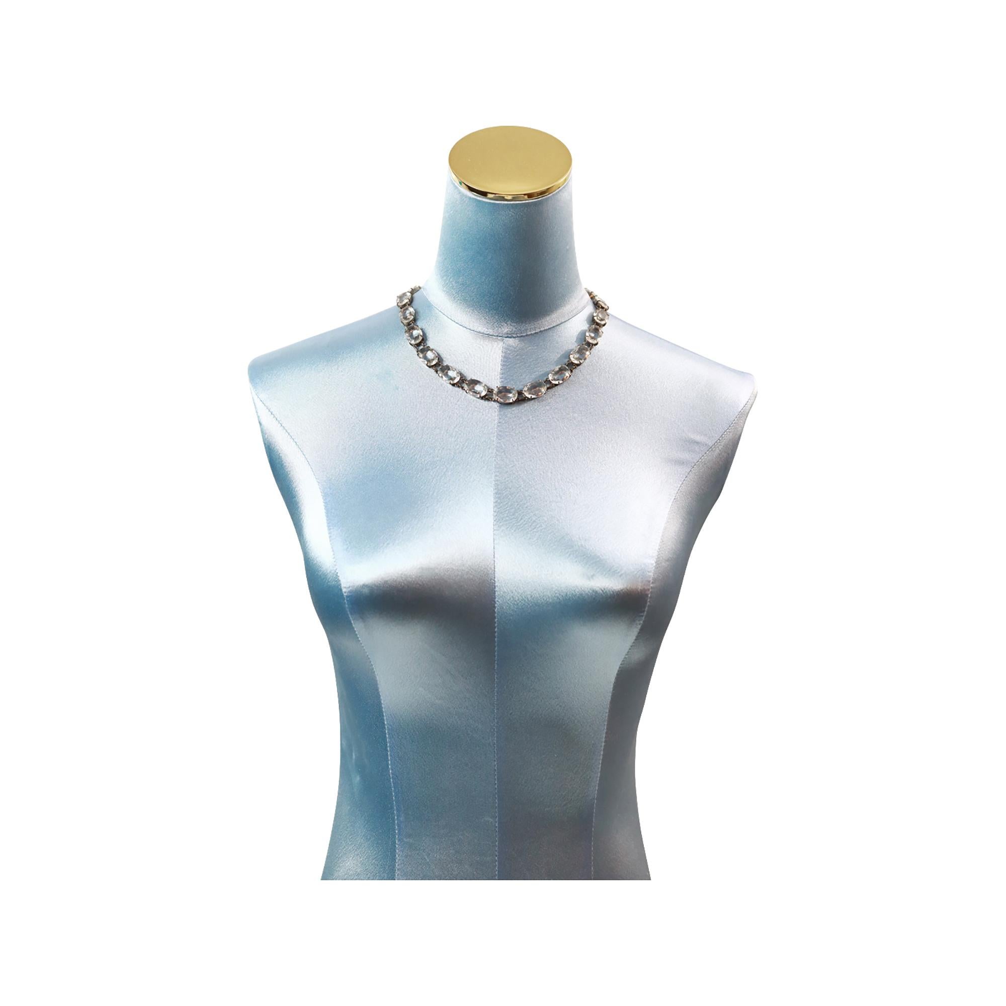 Collana ovale ovale di cristallo aperto circa 1960. Molte persone non capiscono la bellezza di questi prodotti finché non li provano. Il supporto è di colore argento scuro e si nota appena, solo i cristalli sono visibili. La forma è ovale e mi