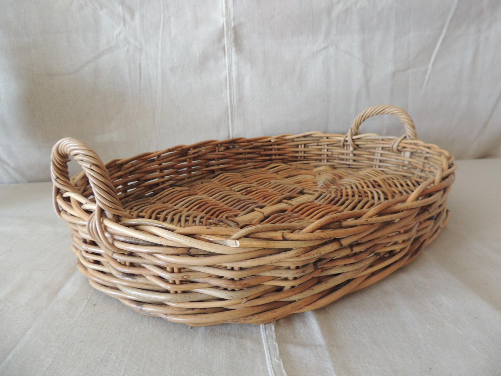 Vintage large oval farm table woven basket with handles.
Size: 20