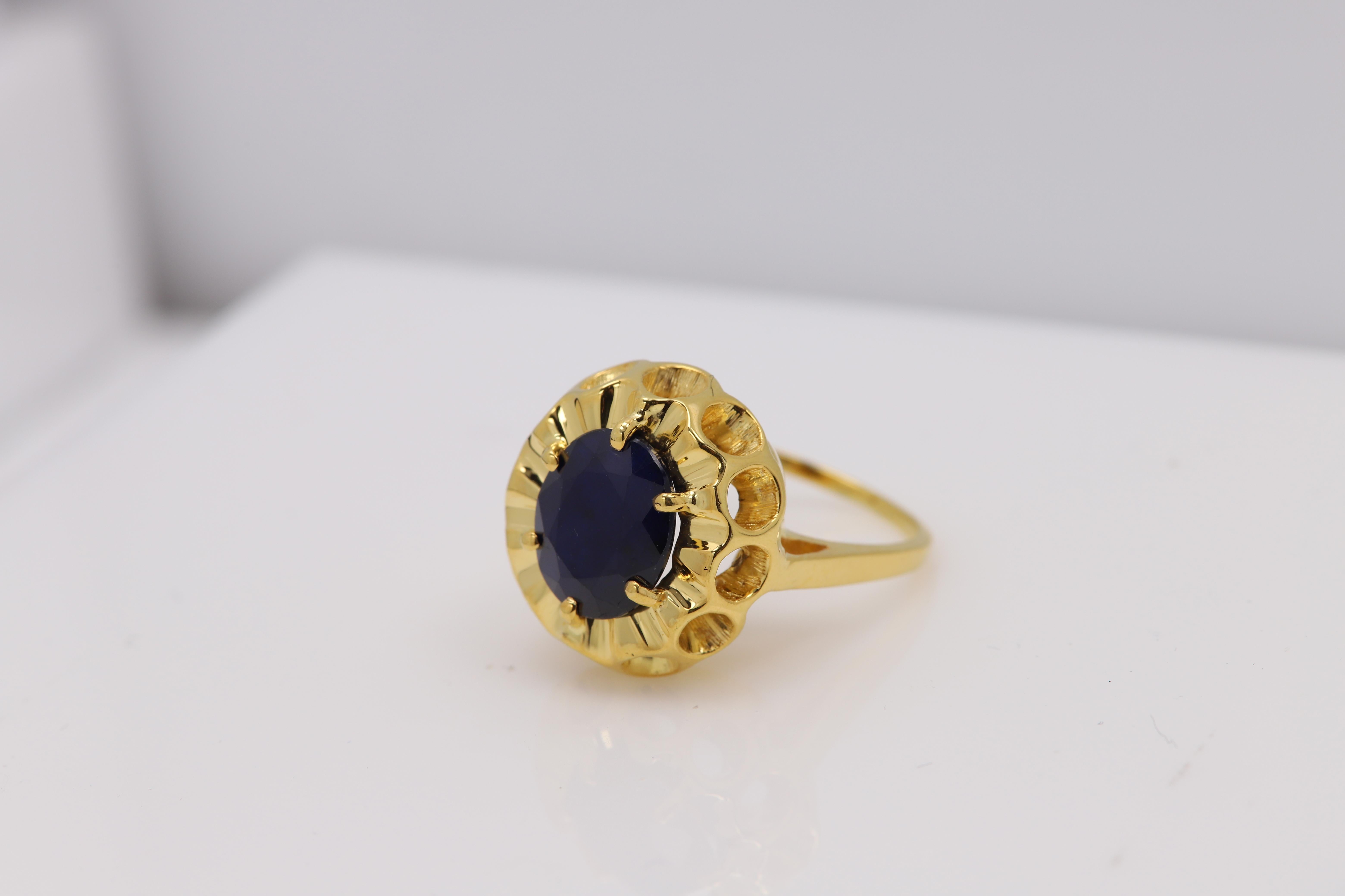 Vintage Large Oval Sapphire Ring 14 Karat Yellow Gold Circa 1940's In Excellent Condition For Sale In Brooklyn, NY