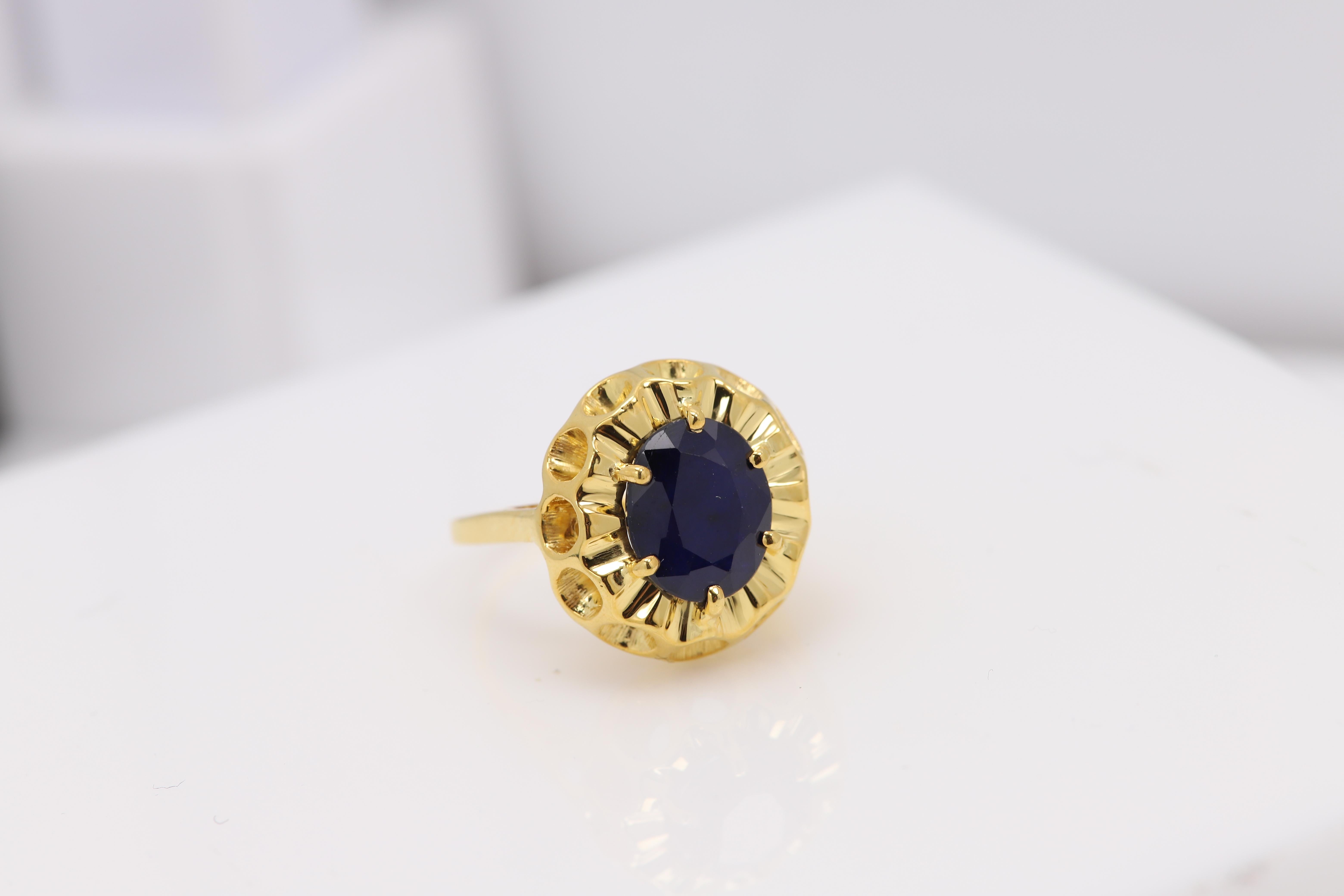 Vintage Large Oval Sapphire Ring 14 Karat Yellow Gold Circa 1940's For Sale 1