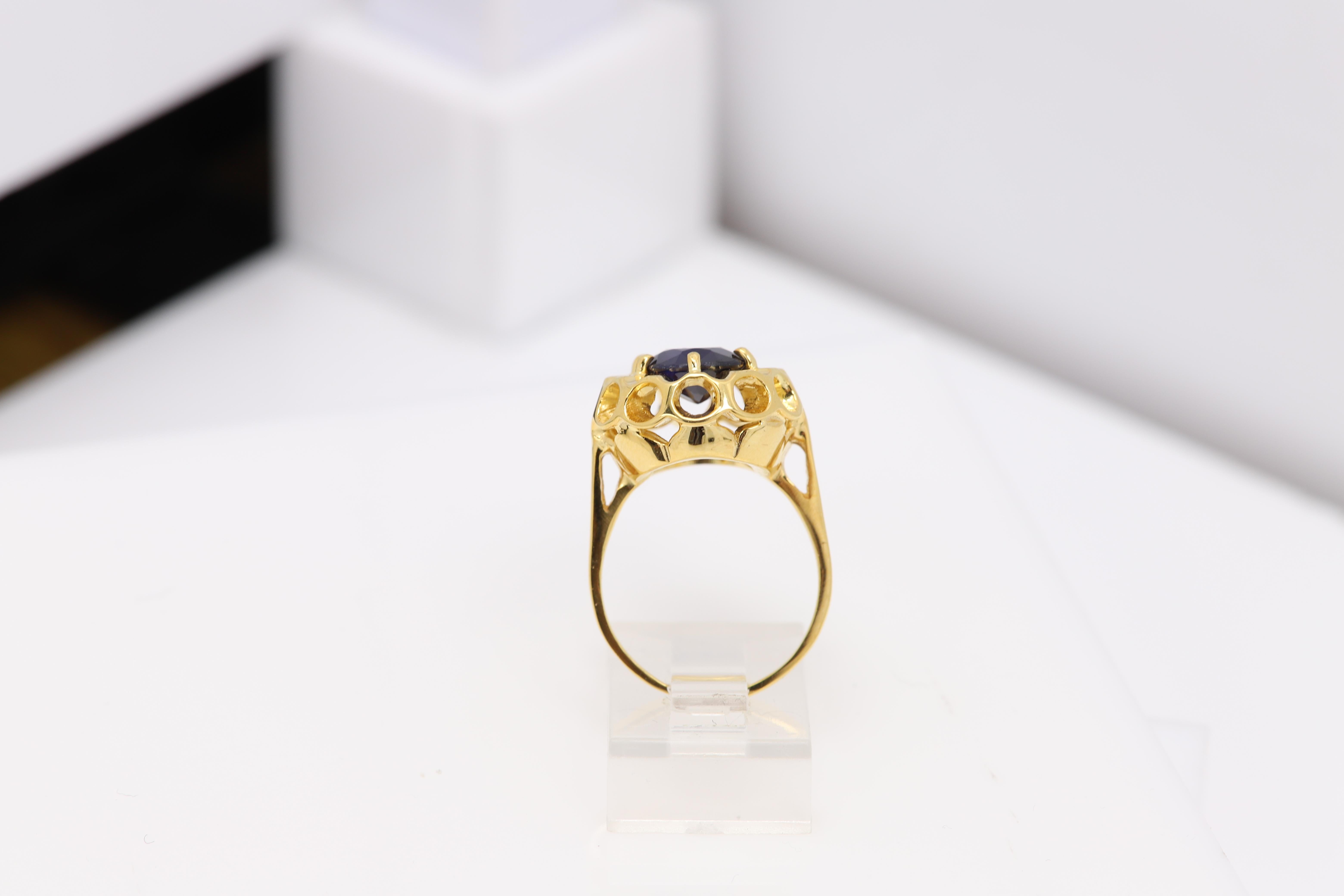 Vintage Large Oval Sapphire Ring 14 Karat Yellow Gold Circa 1940's For Sale 2
