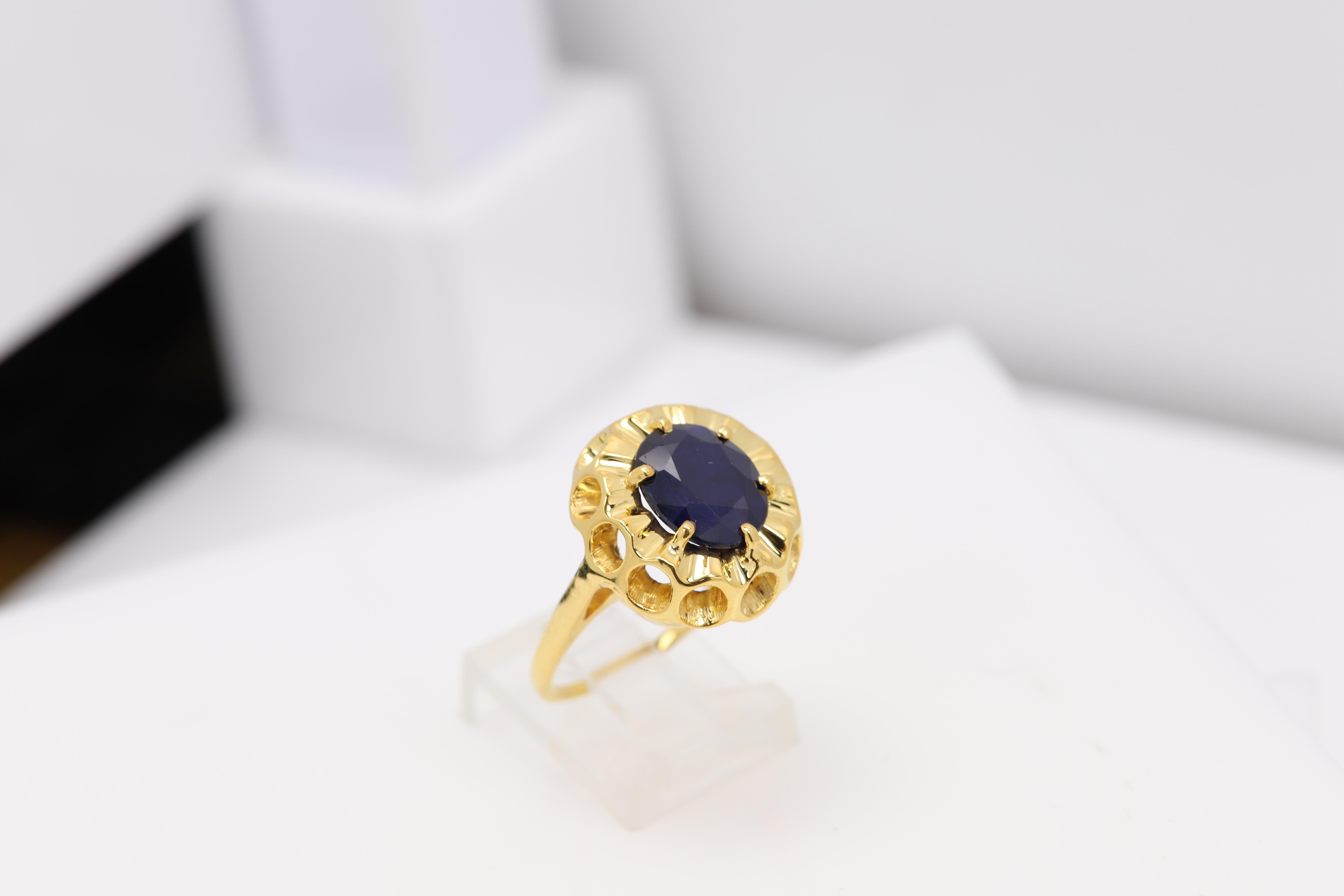 Vintage Large Oval Sapphire Ring 14 Karat Yellow Gold Circa 1940's For Sale 3