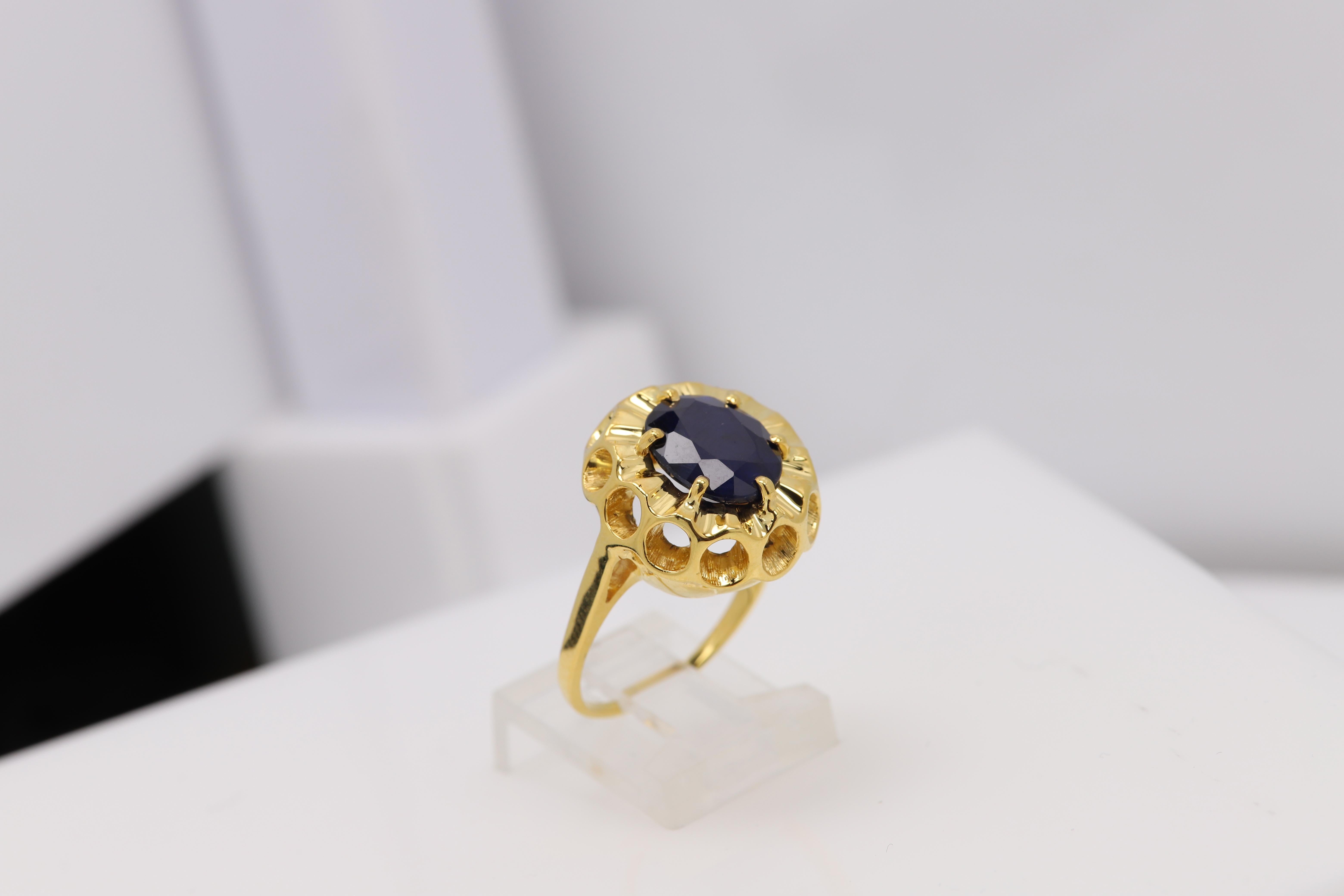 Anello d'epoca con zaffiro ovale grande in oro giallo 14 carati, circa anni '40 in vendita 4