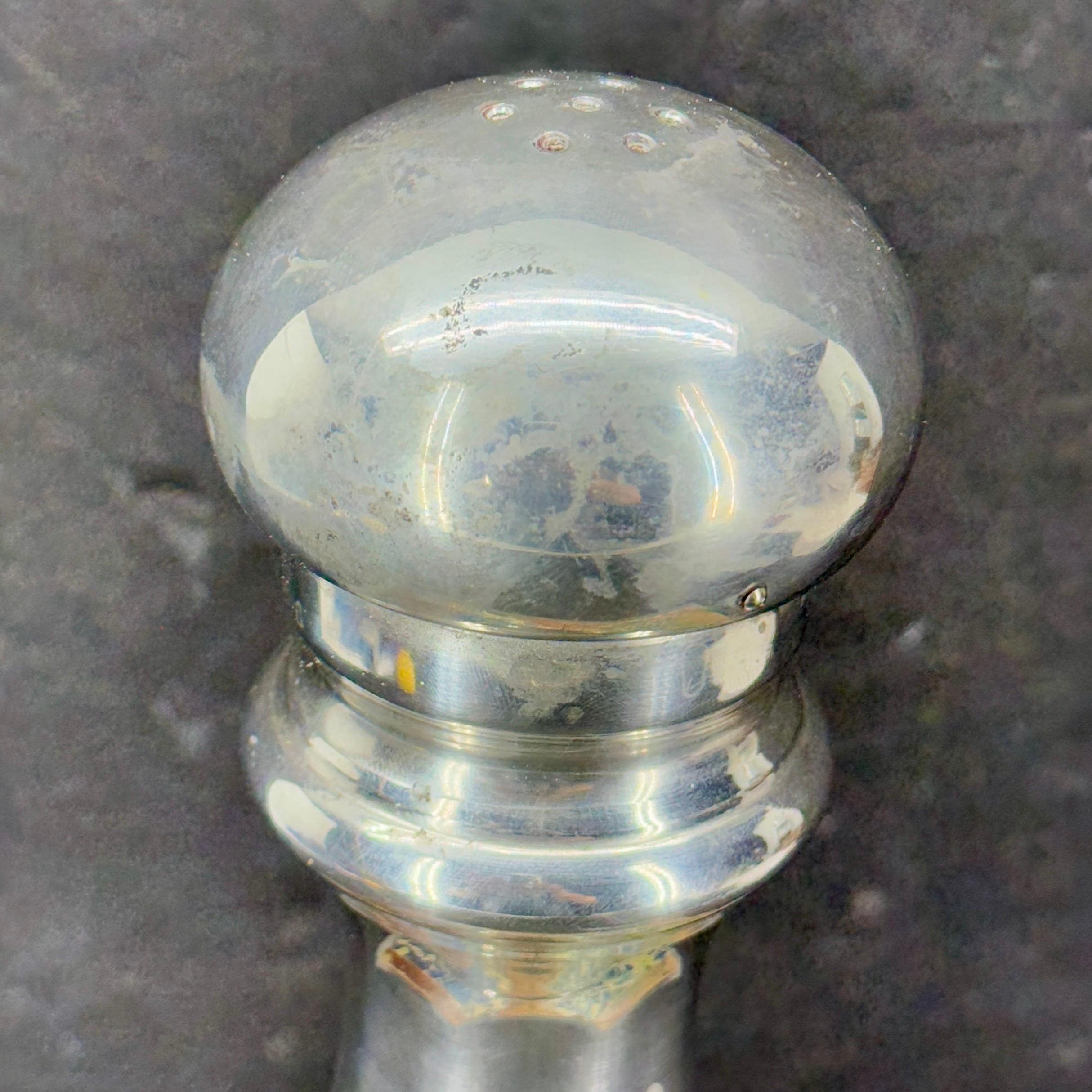 Vintage Large Oversized Italian Salt Pepper Mill In Good Condition For Sale In Haddonfield, NJ