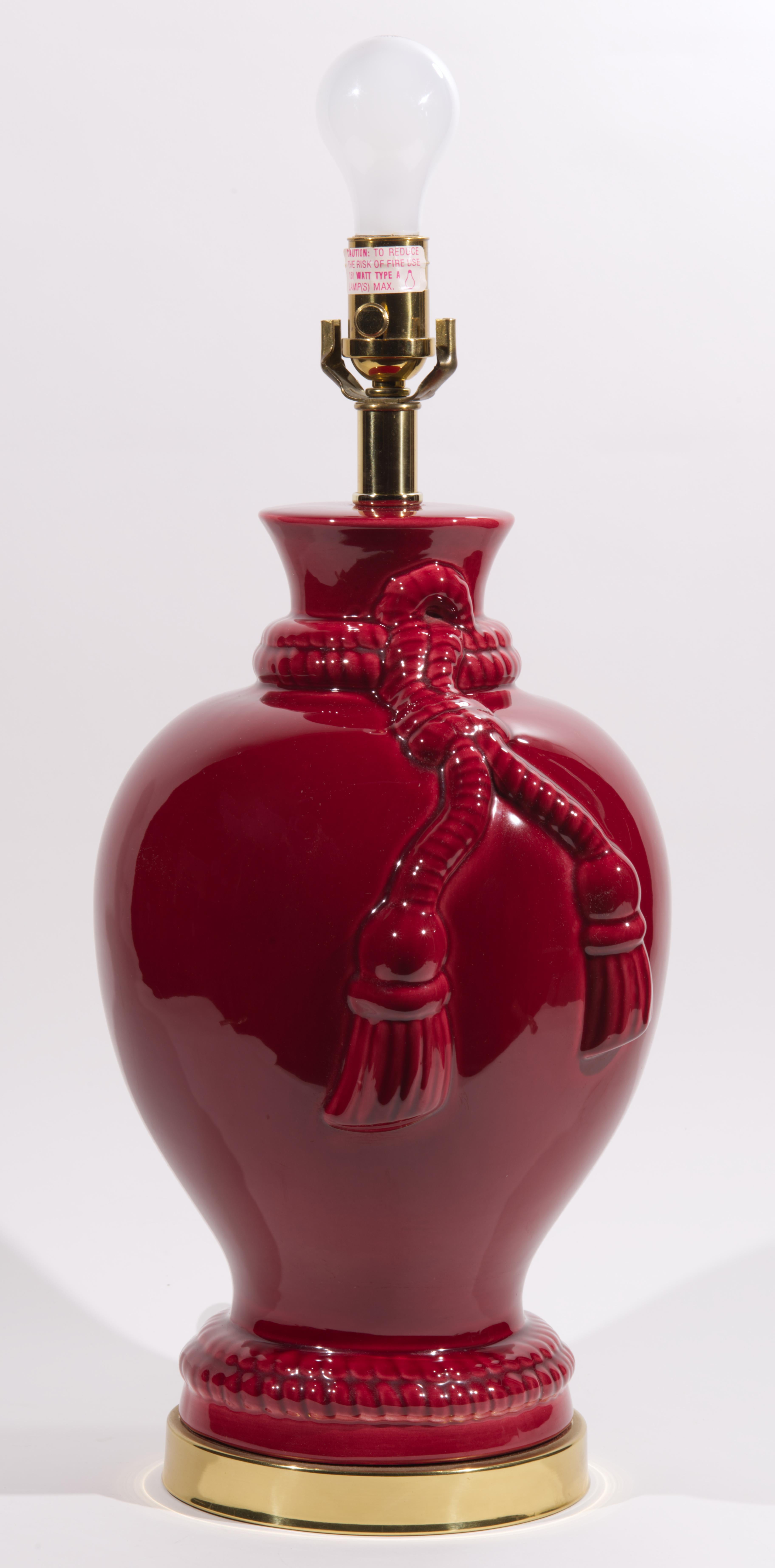 Vintage large, sculptural Ethan Allen table lamp features urn shaped ceramic body with a relief decor of a tassel, descending from the rope wrapped around the urn's neck and elegantly draped around the curves of the urn; the round base is