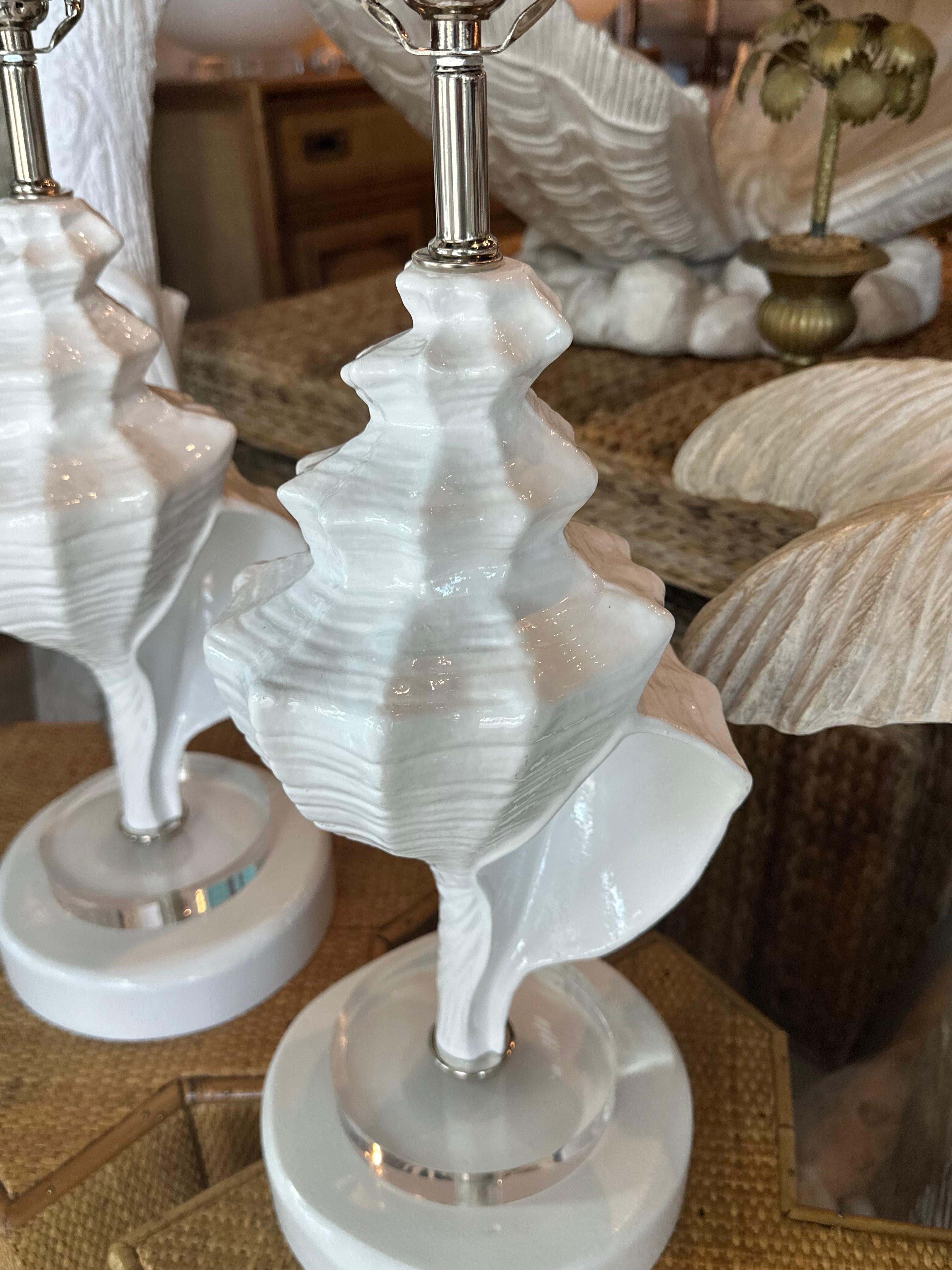 Vintage Large Pair Conch Shell Seashell Palm Beach Table Lamps Restored Lucite  For Sale 4