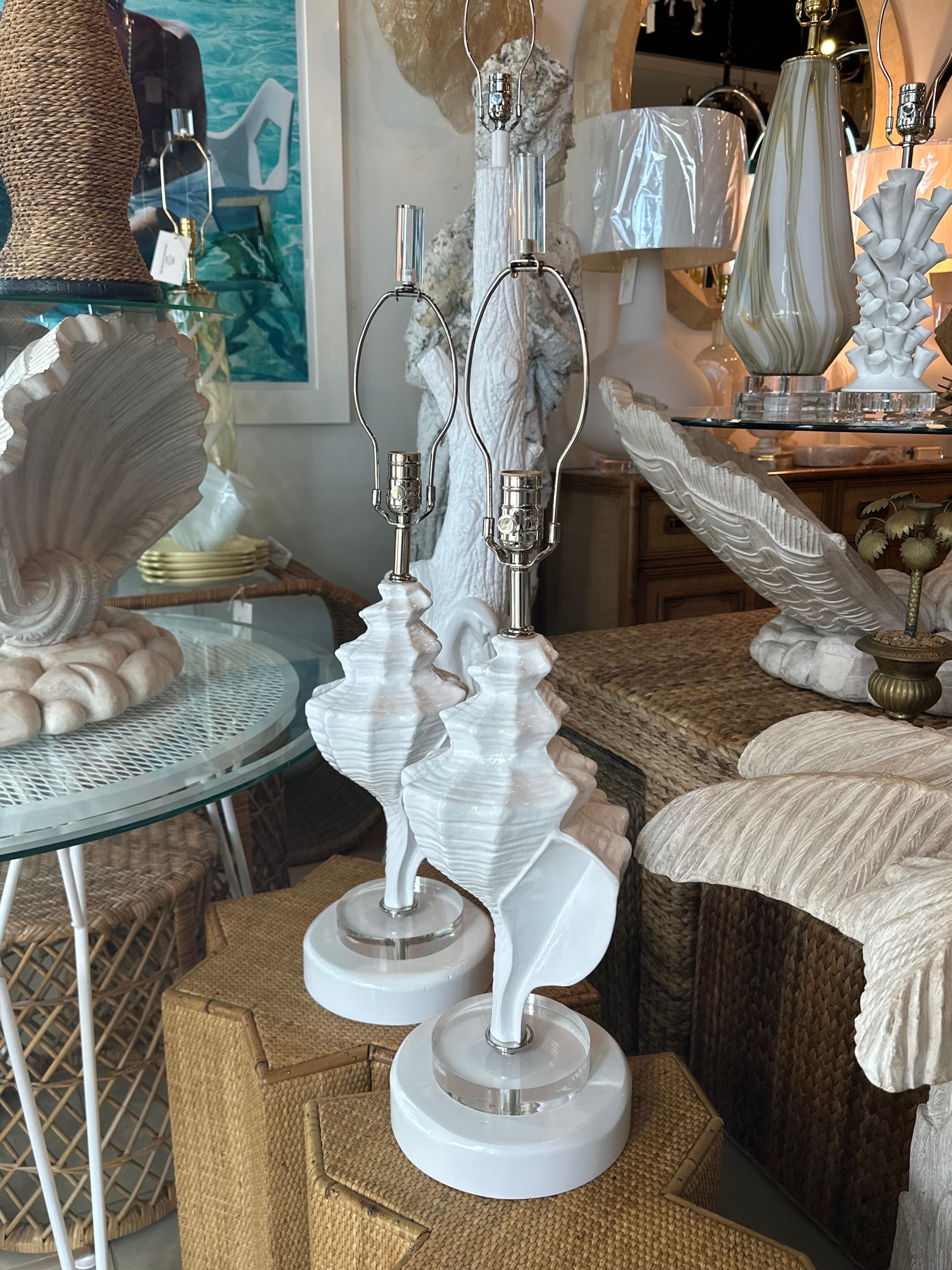 Großes Paar Vintage-Tischlampen, Muschel-Muschel- und Muschelschalenschalen, Palm Beach, restauriert, Lucite  im Angebot 5