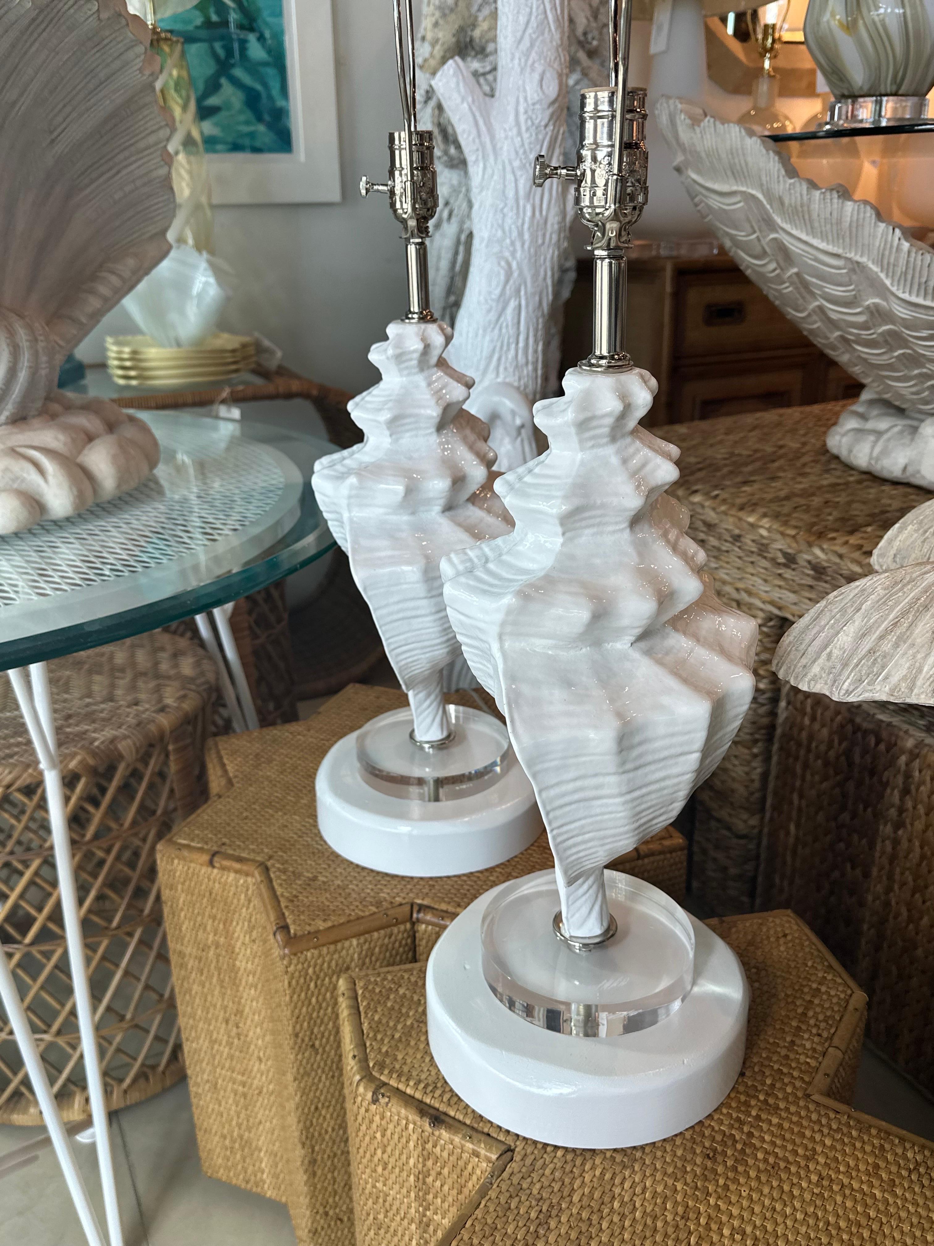 Vintage Large Pair Conch Shell Seashell Palm Beach Table Lamps Restored Lucite  For Sale 6