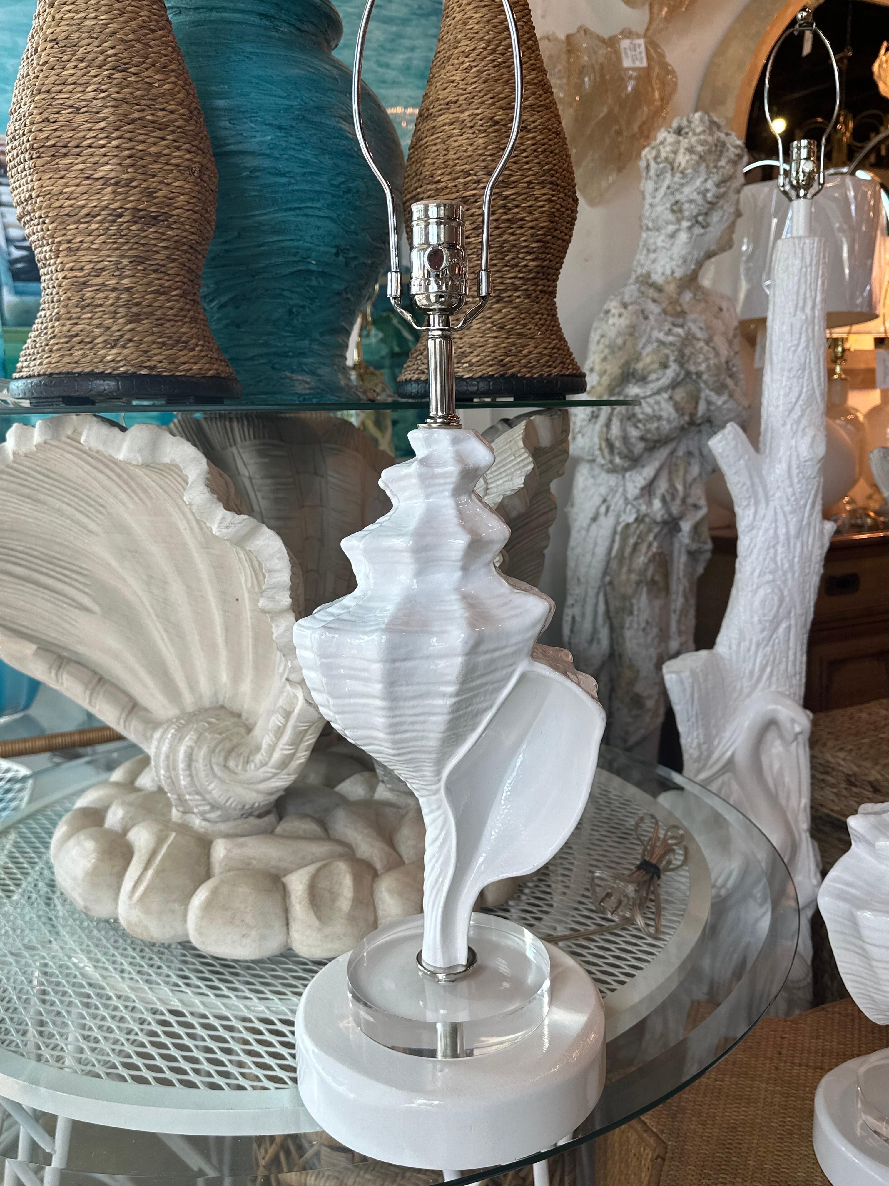 Vintage Large Pair Conch Shell Seashell Palm Beach Table Lamps Restored Lucite  For Sale 7