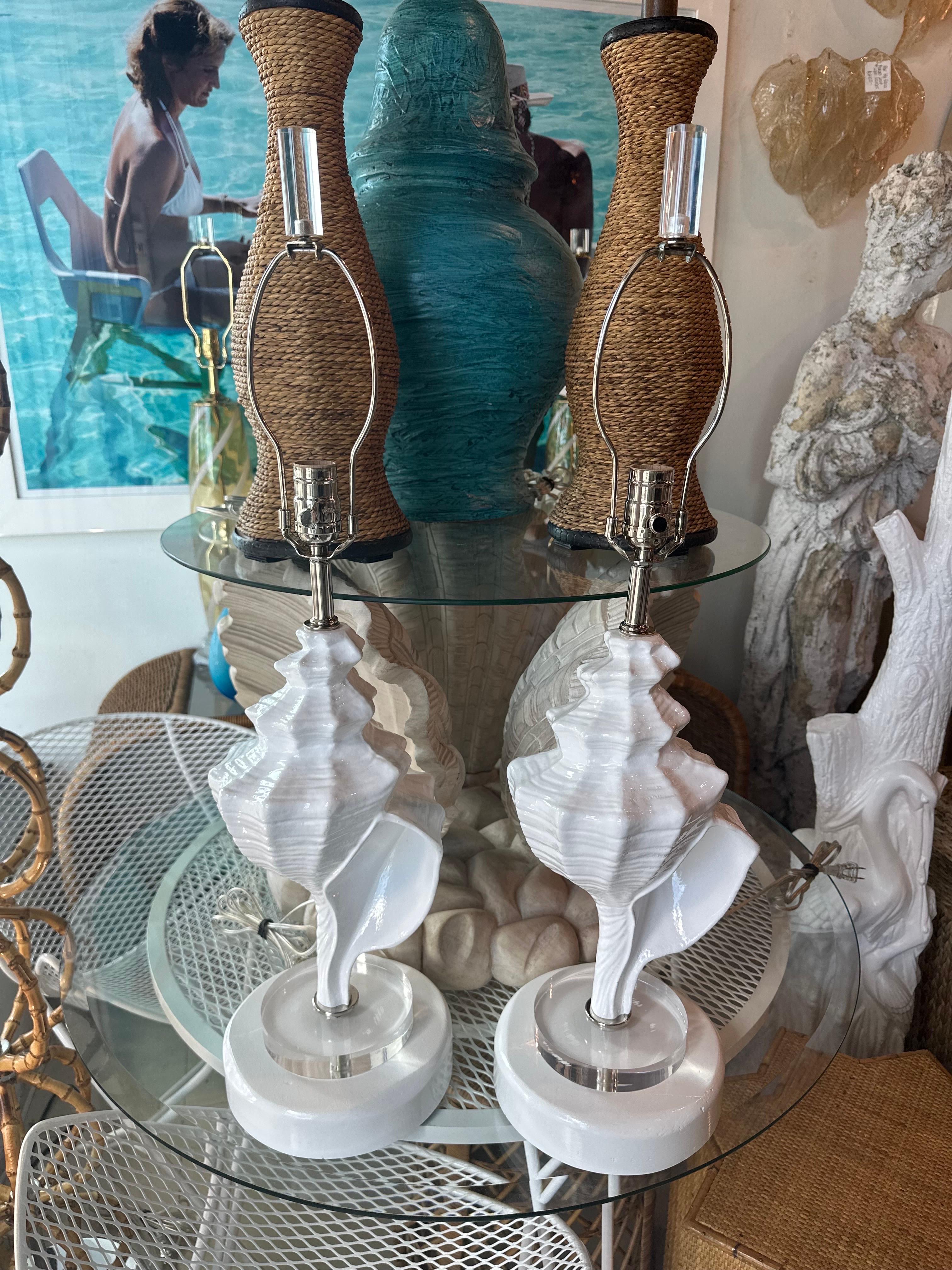 Vintage Large Pair Conch Shell Seashell Palm Beach Table Lamps Restored Lucite  In Good Condition For Sale In West Palm Beach, FL