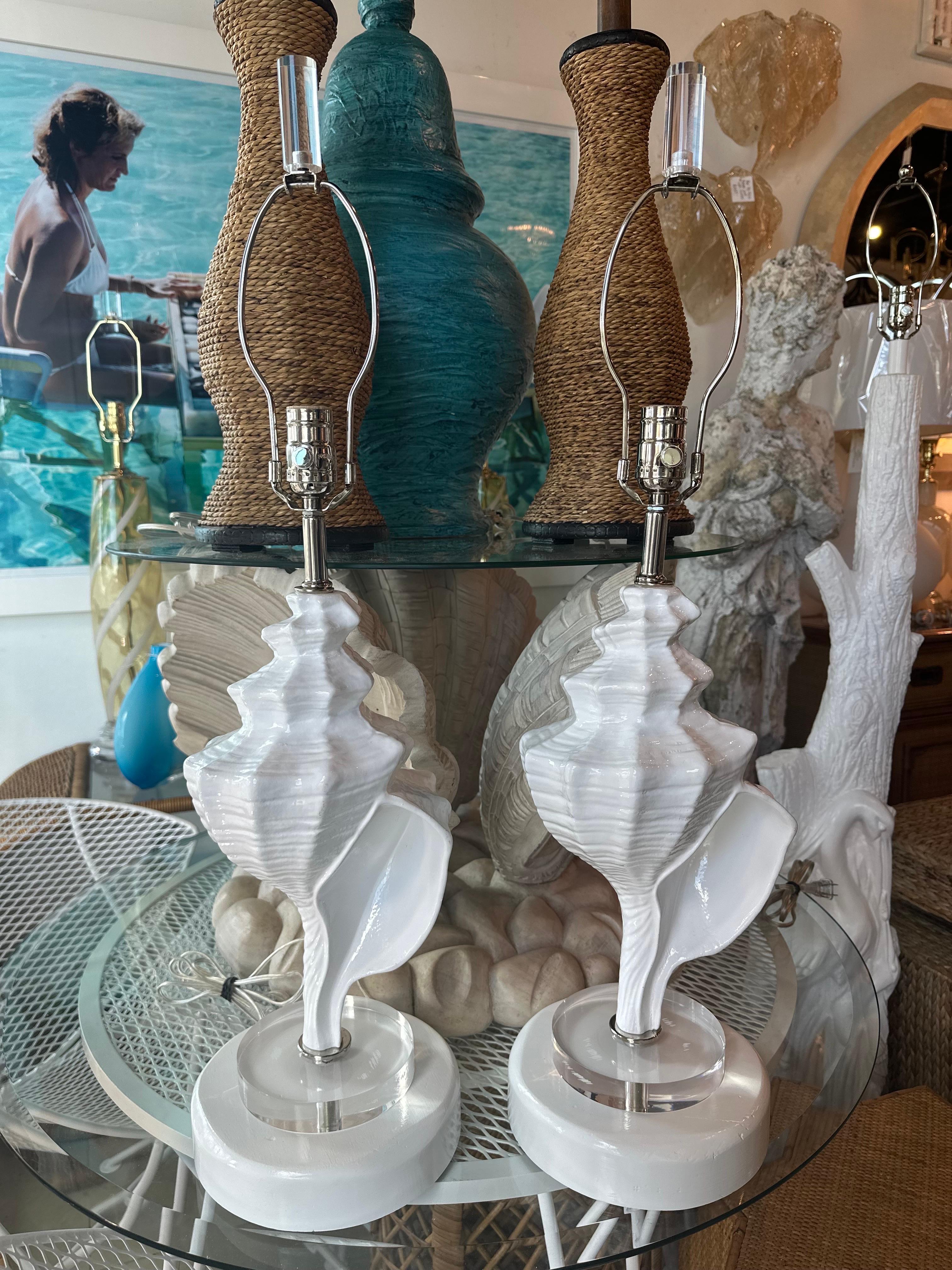 Vintage Large Pair Conch Shell Seashell Palm Beach Table Lamps Restored Lucite  For Sale 1