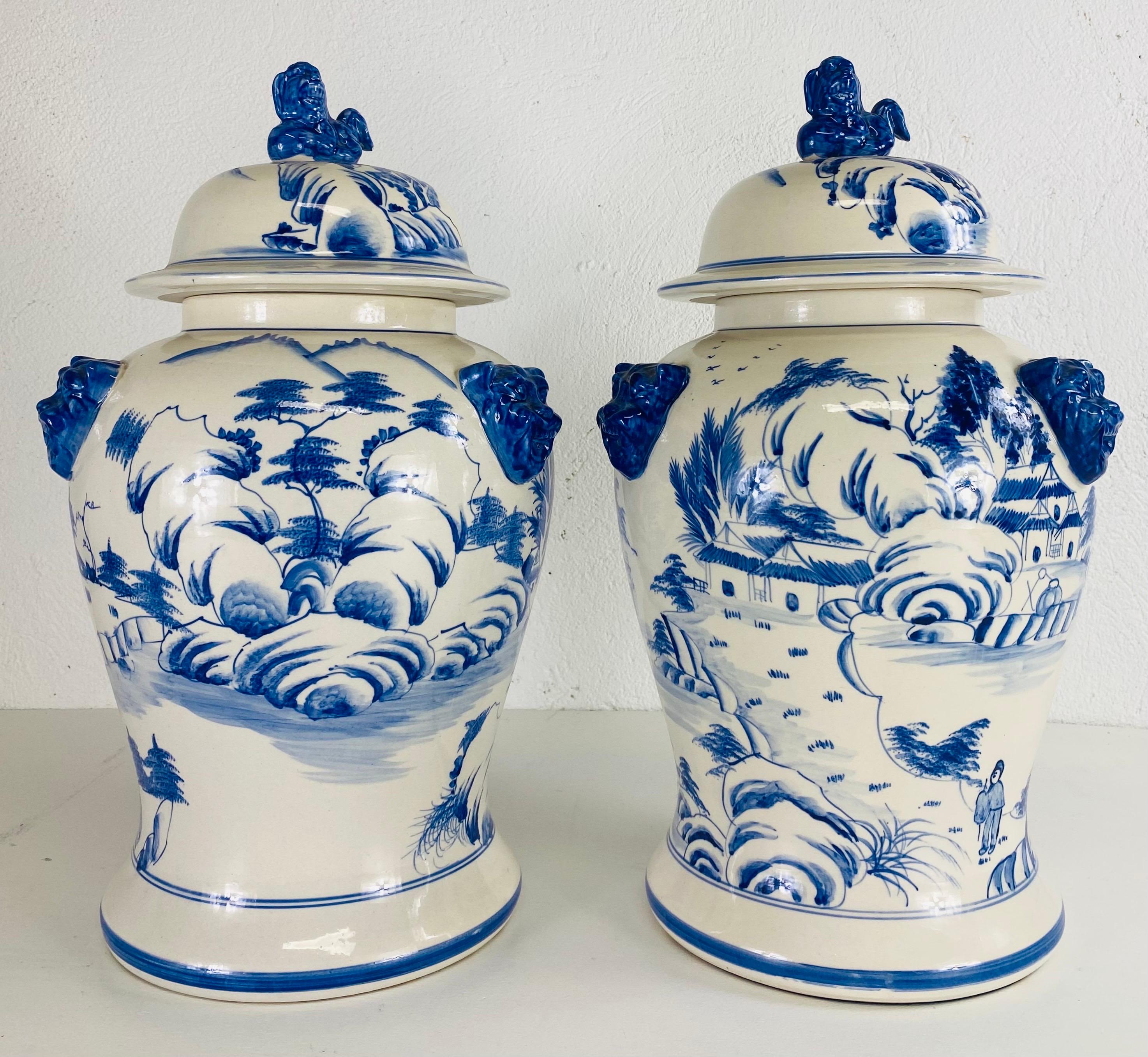 Vintage grande paire de jarres chinoises peintes à la main avec couvercles en vente 3