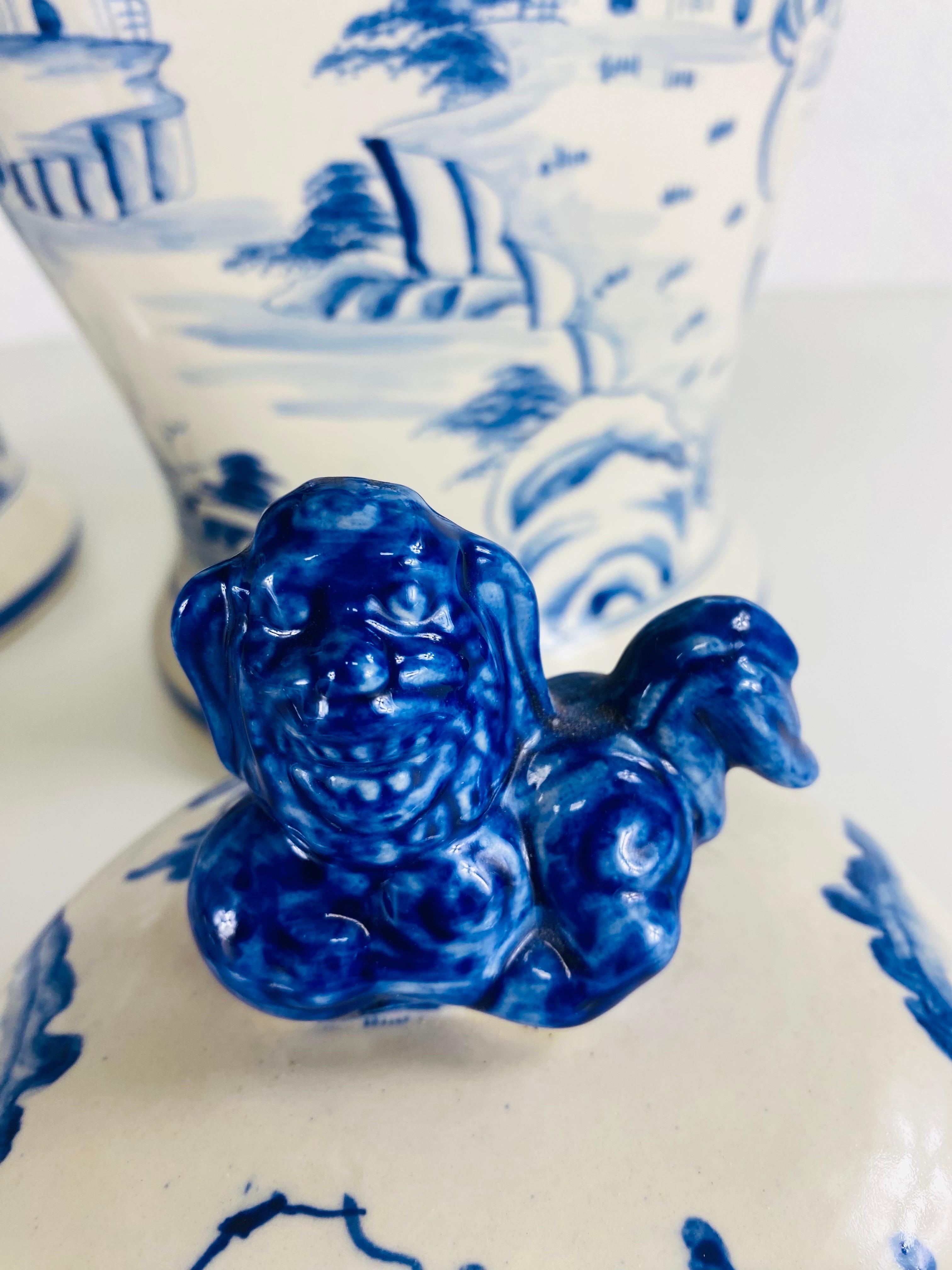 Vintage grande paire de jarres chinoises peintes à la main avec couvercles Bon état - En vente à Allentown, PA