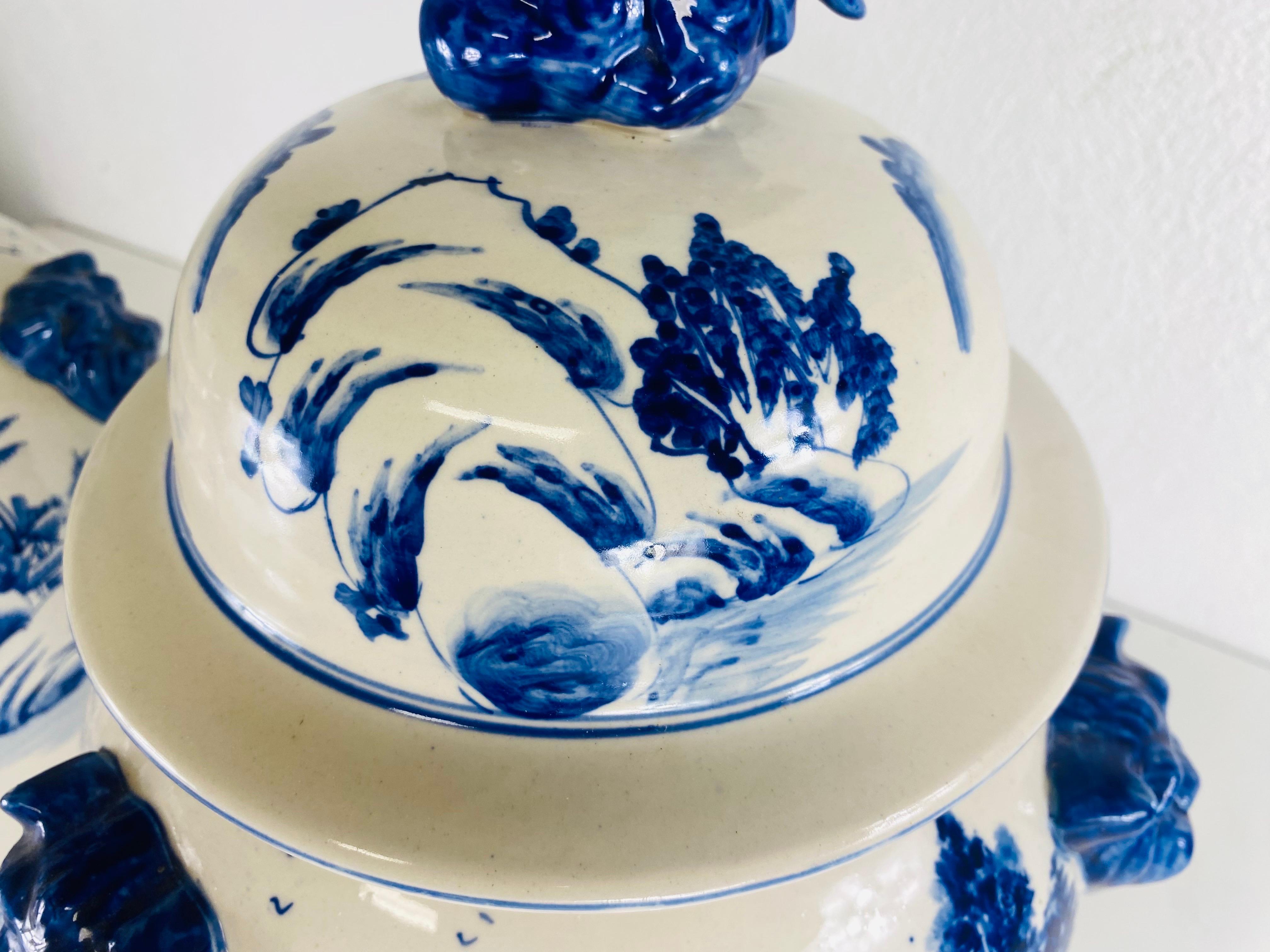 Fin du 20e siècle Vintage grande paire de jarres chinoises peintes à la main avec couvercles en vente