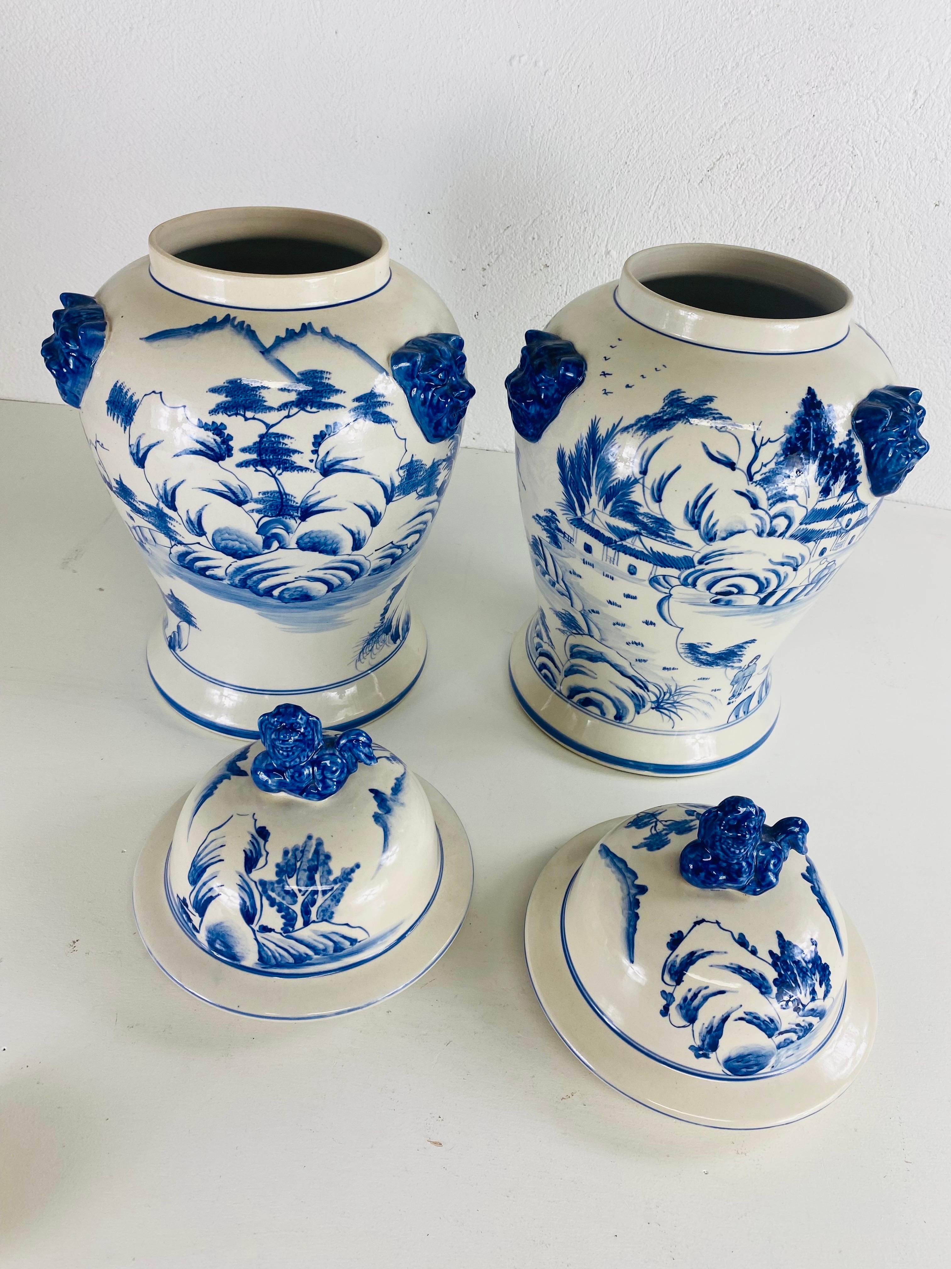 Poteries Vintage grande paire de jarres chinoises peintes à la main avec couvercles en vente