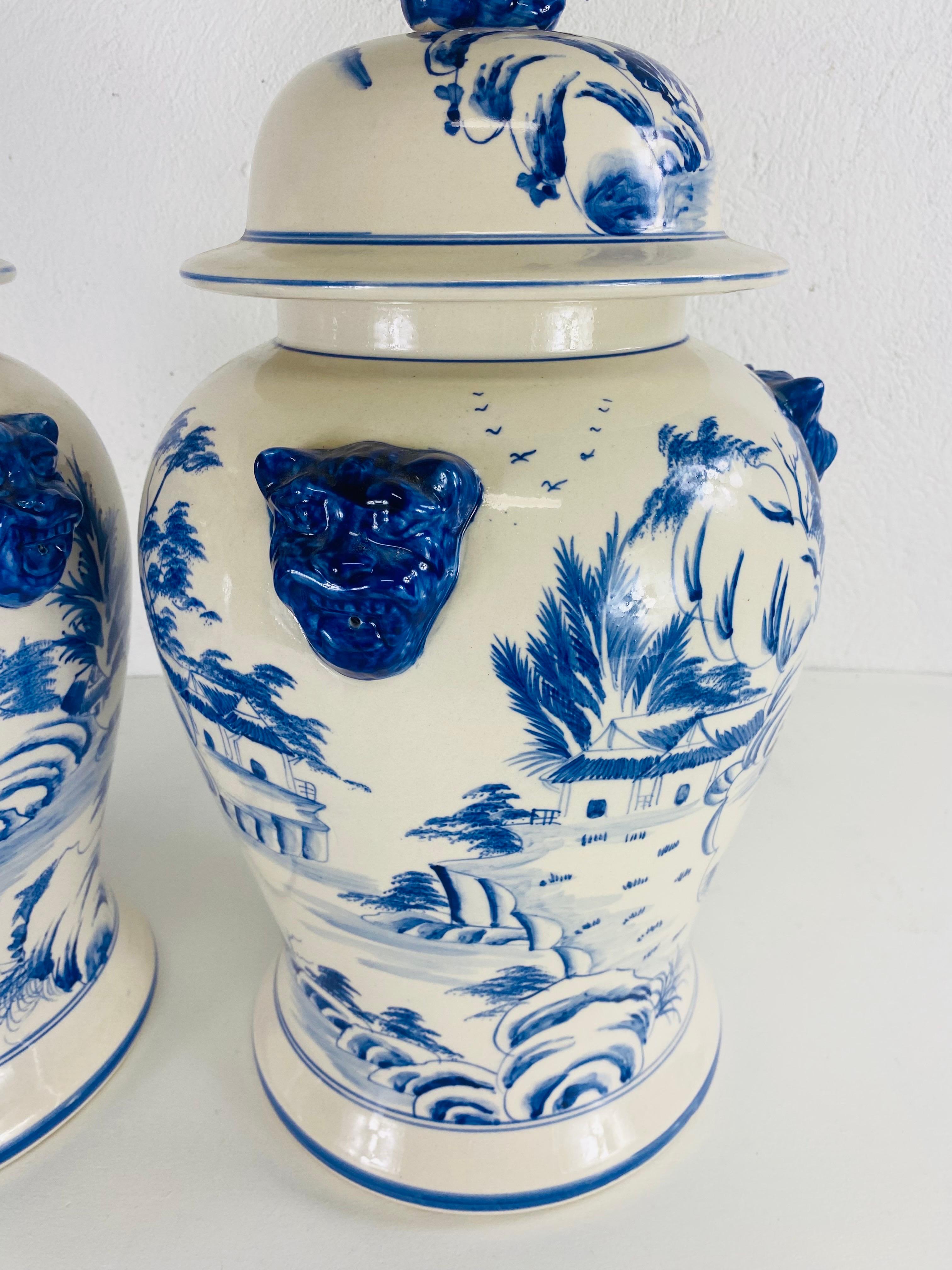 Vintage grande paire de jarres chinoises peintes à la main avec couvercles en vente 1