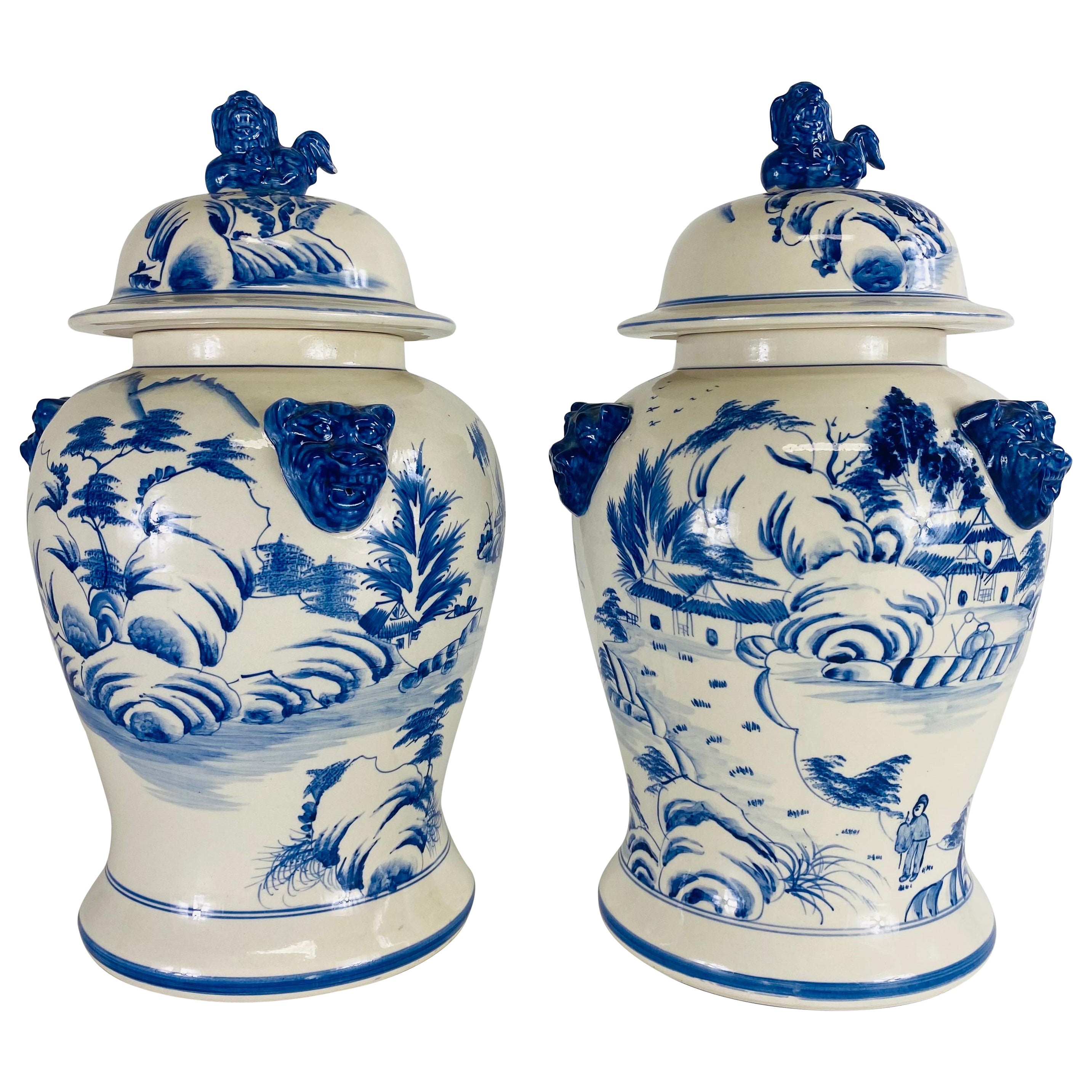 Vintage grande paire de jarres chinoises peintes à la main avec couvercles en vente