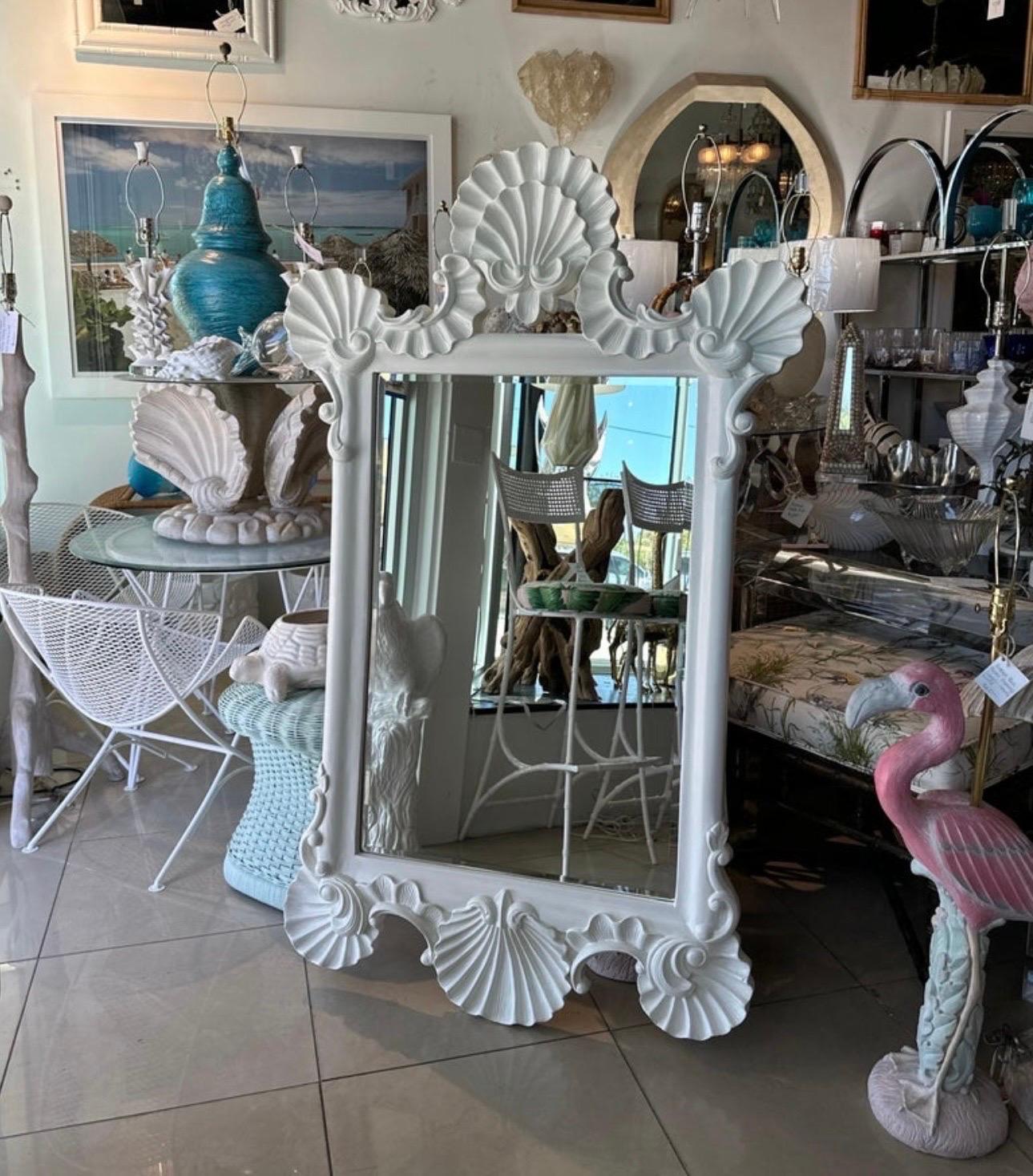 Grande specchio da parete conchiglia vintage Palm Beach White Satin Lacquered Shell Seashell in vendita 3
