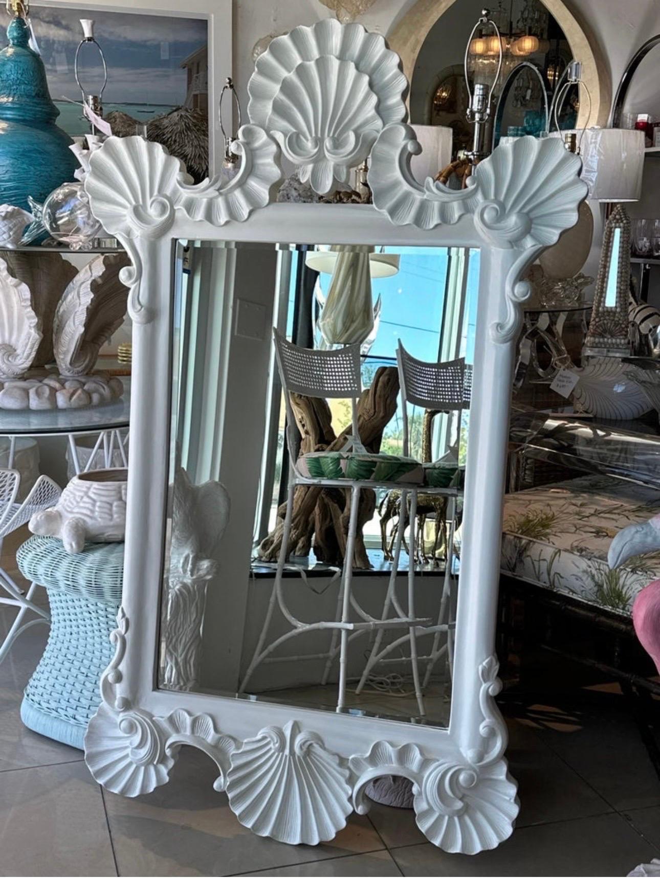 Grande specchio da parete conchiglia vintage Palm Beach White Satin Lacquered Shell Seashell in vendita 4