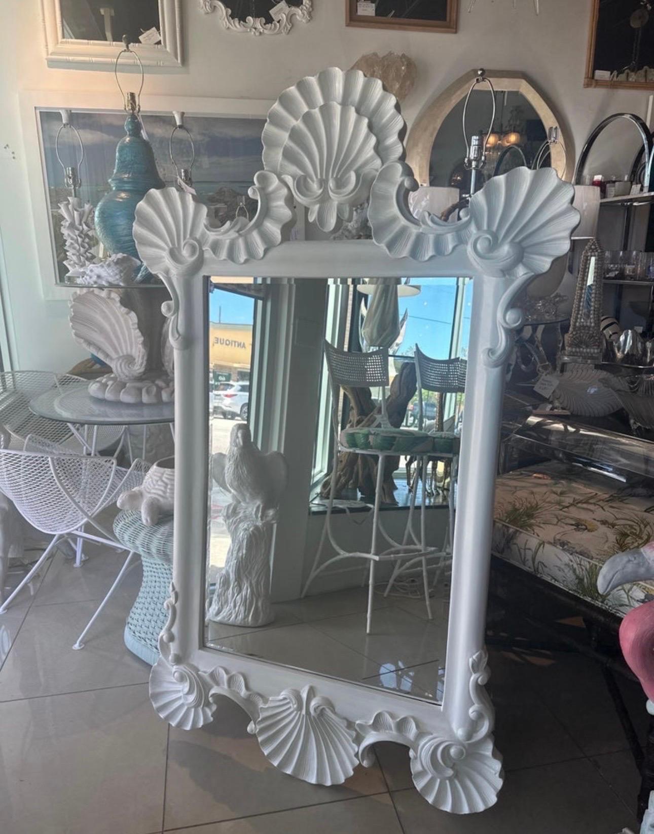 Il più bel specchio da parete ornato vintage con conchiglia di Palm Beach. Laccato di recente in un morbido raso bianco. Dimensioni: 61 H. x 37,5 W. x 2,5 D. 