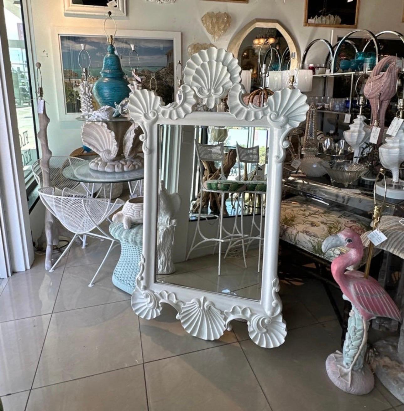Hollywood Regency Grande specchio da parete conchiglia vintage Palm Beach White Satin Lacquered Shell Seashell in vendita