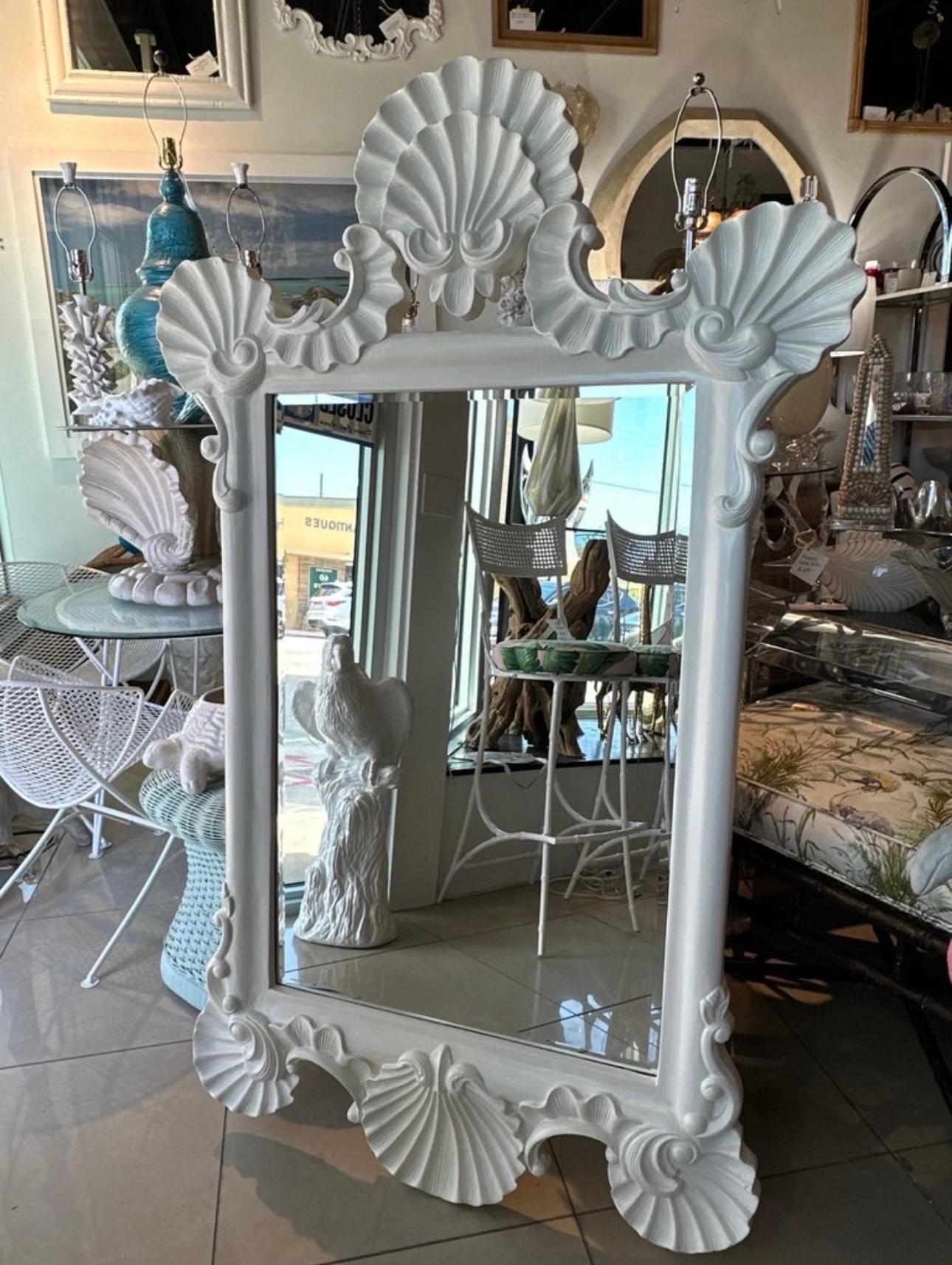 Grande specchio da parete conchiglia vintage Palm Beach White Satin Lacquered Shell Seashell In condizioni buone in vendita a West Palm Beach, FL