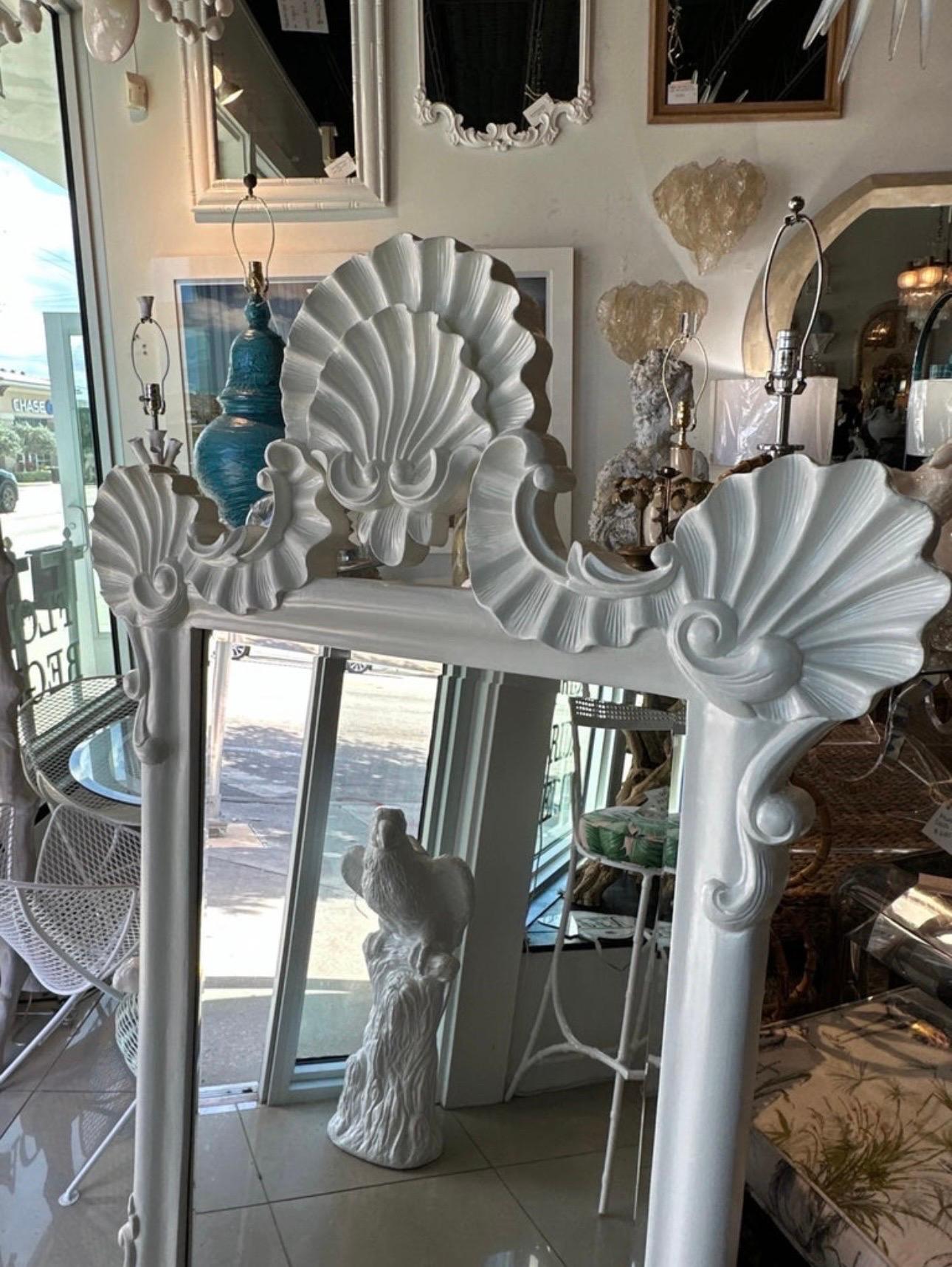 Metà XX secolo Grande specchio da parete conchiglia vintage Palm Beach White Satin Lacquered Shell Seashell in vendita