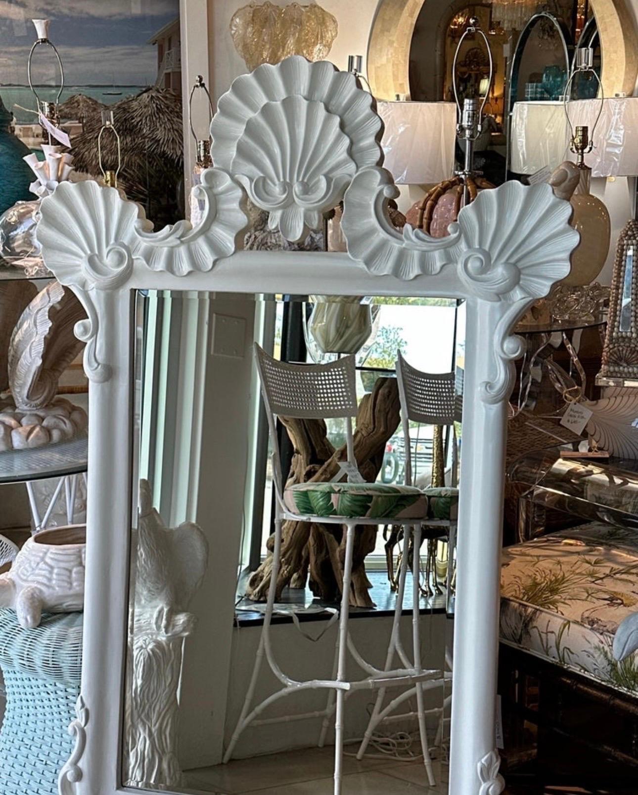 Specchio Grande specchio da parete conchiglia vintage Palm Beach White Satin Lacquered Shell Seashell in vendita